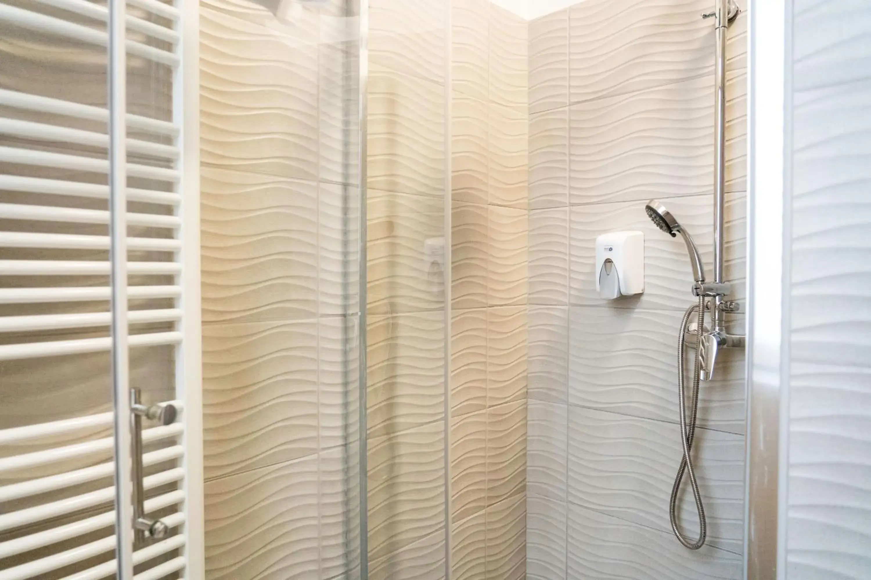 Shower, Bathroom in Hotel Metro