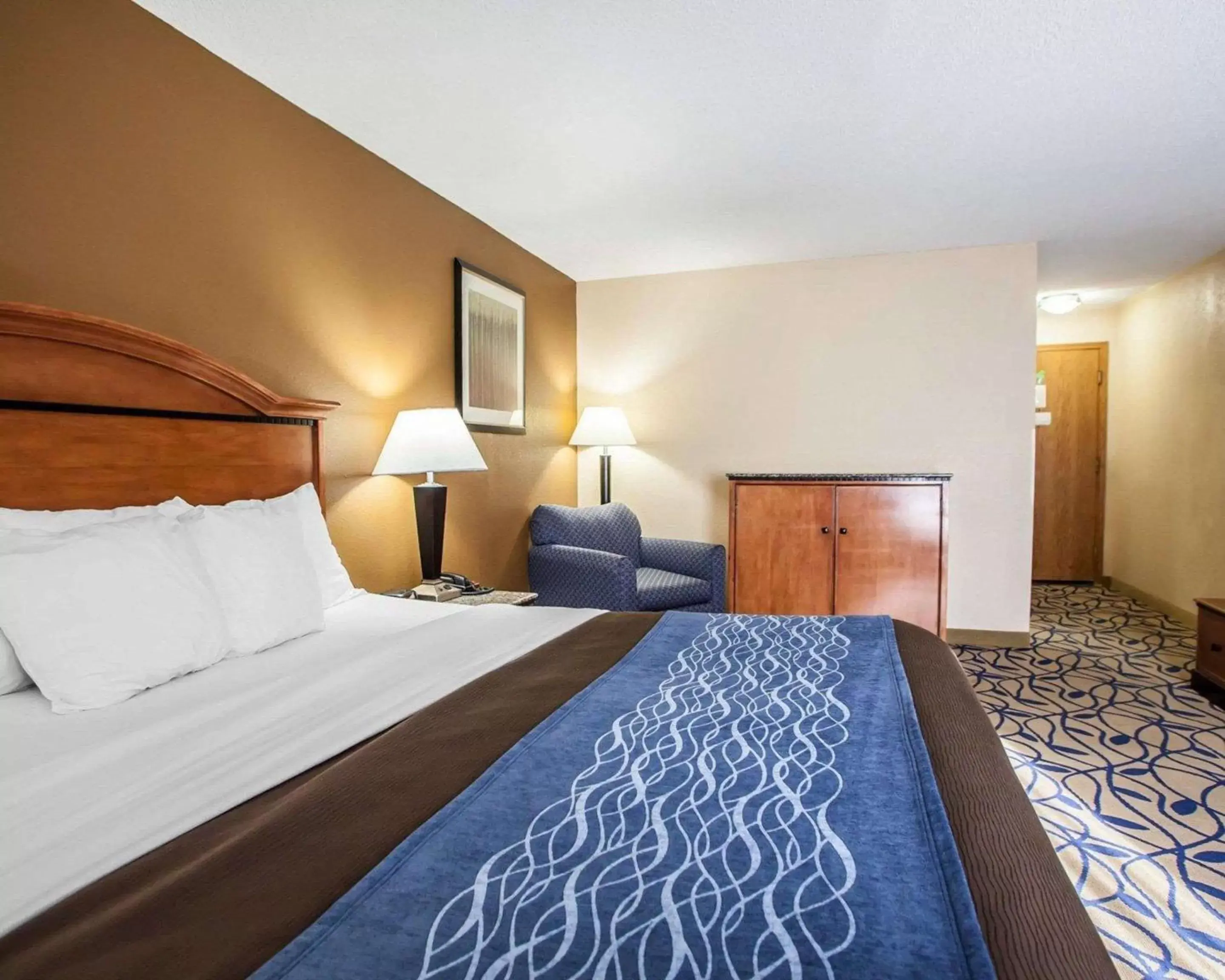 Photo of the whole room, Bed in Comfort Inn Bourbonnais near I-57
