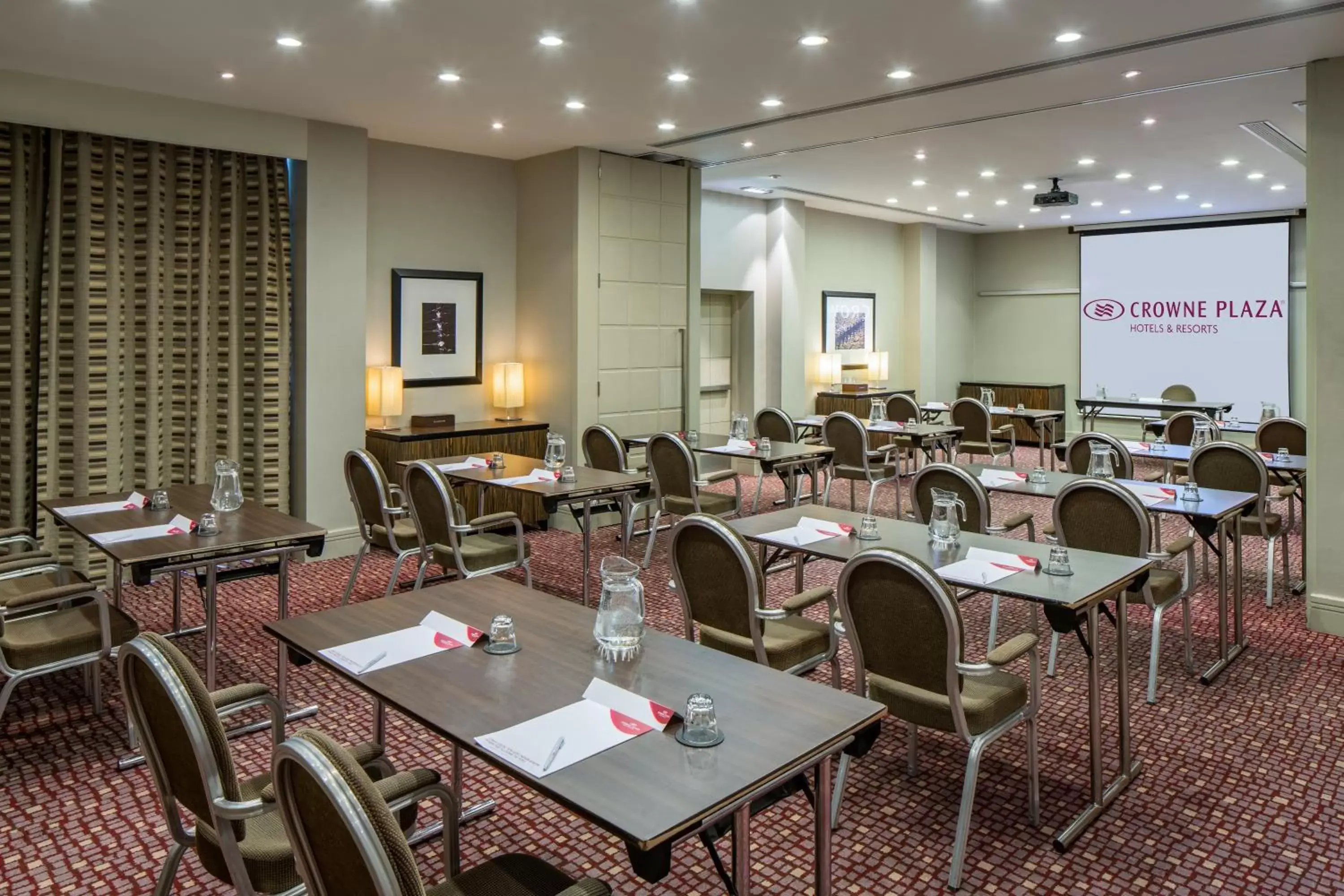 Meeting/conference room in Crowne Plaza Reading