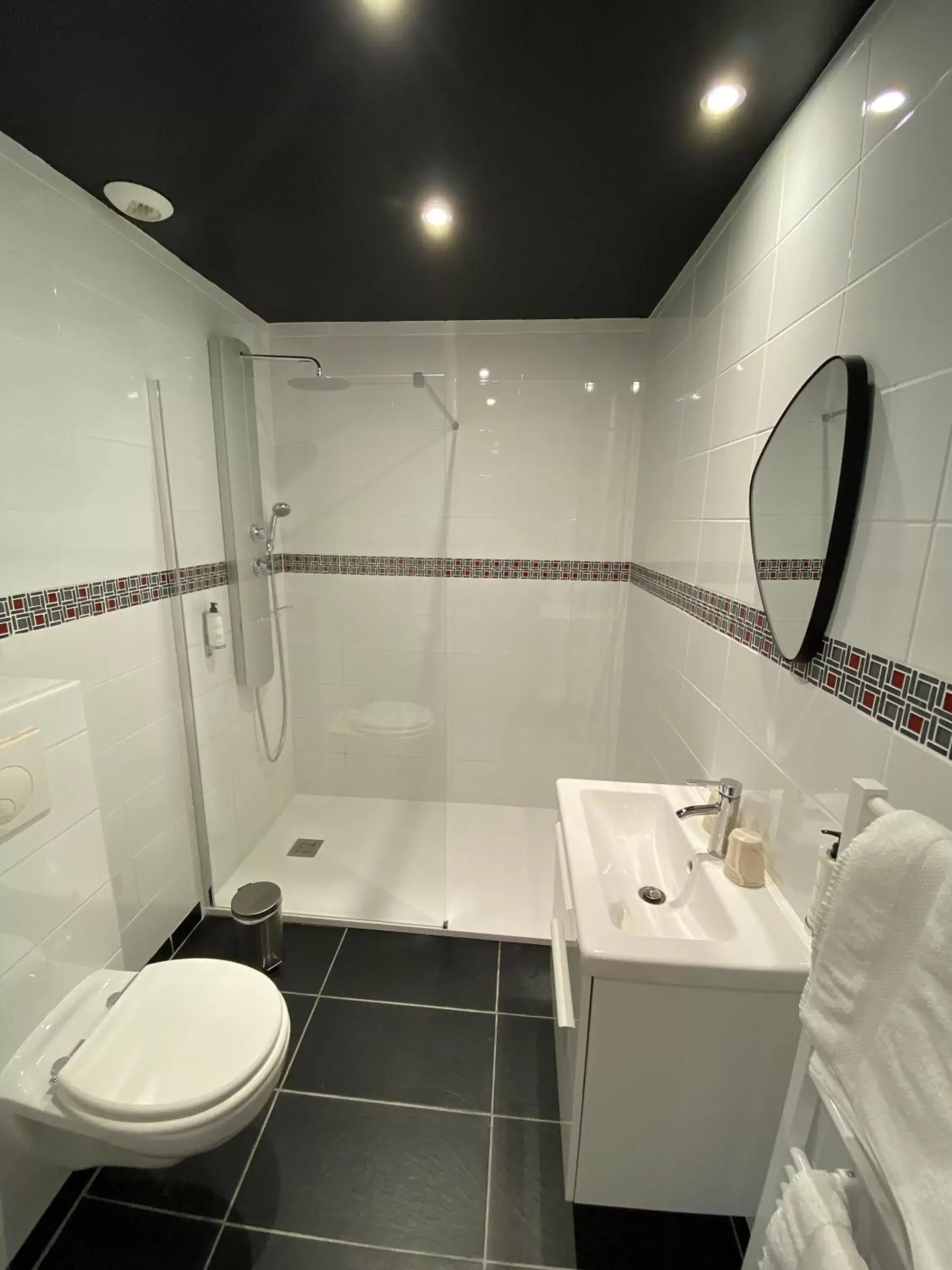 Shower, Bathroom in Mayrena Hotel Restaurant - Destination Le Tréport Mers