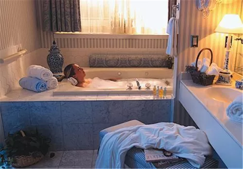 Day, Bed in Simsbury 1820 House