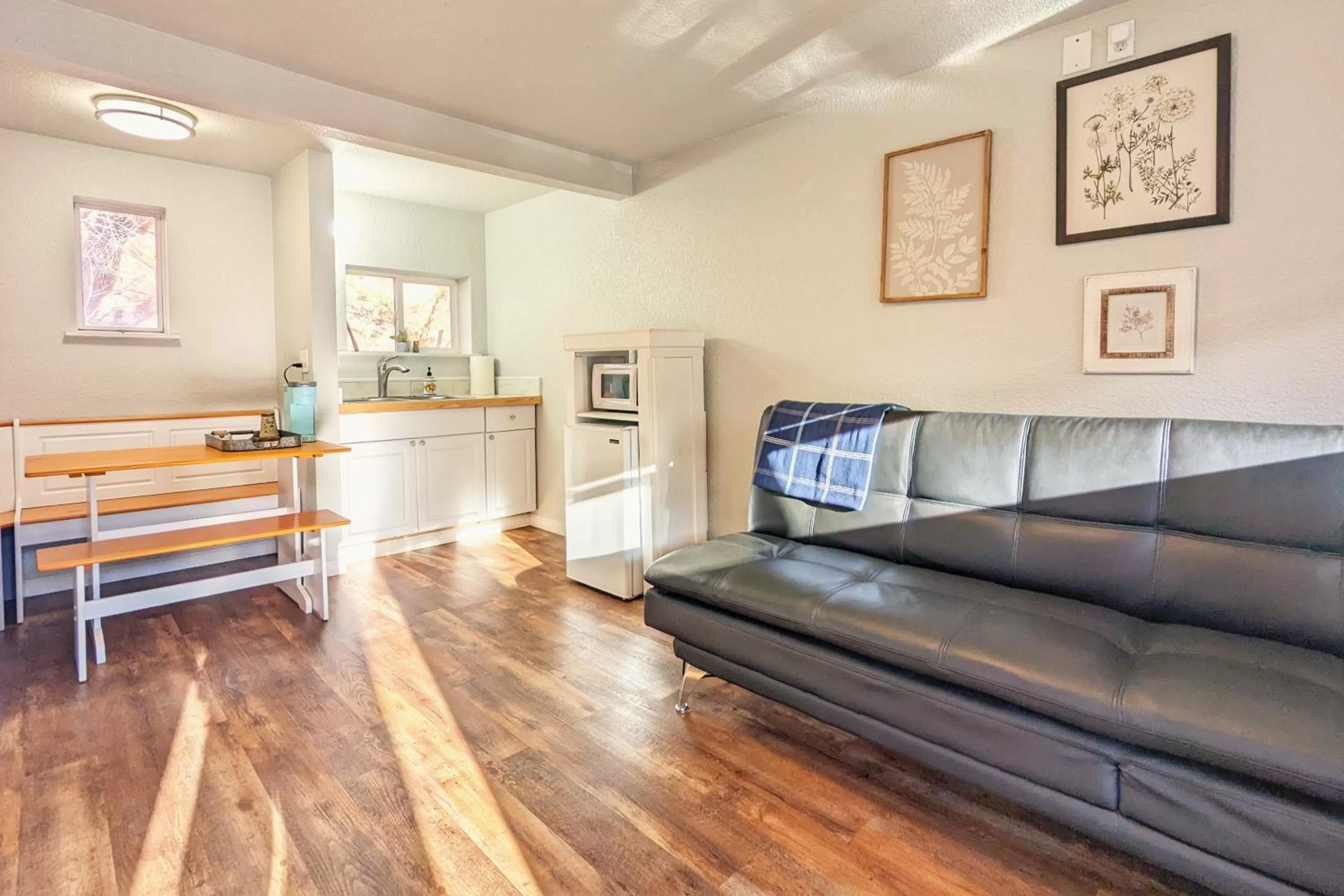 Kitchen or kitchenette in The Fountain Creek Inn of Manitou Springs