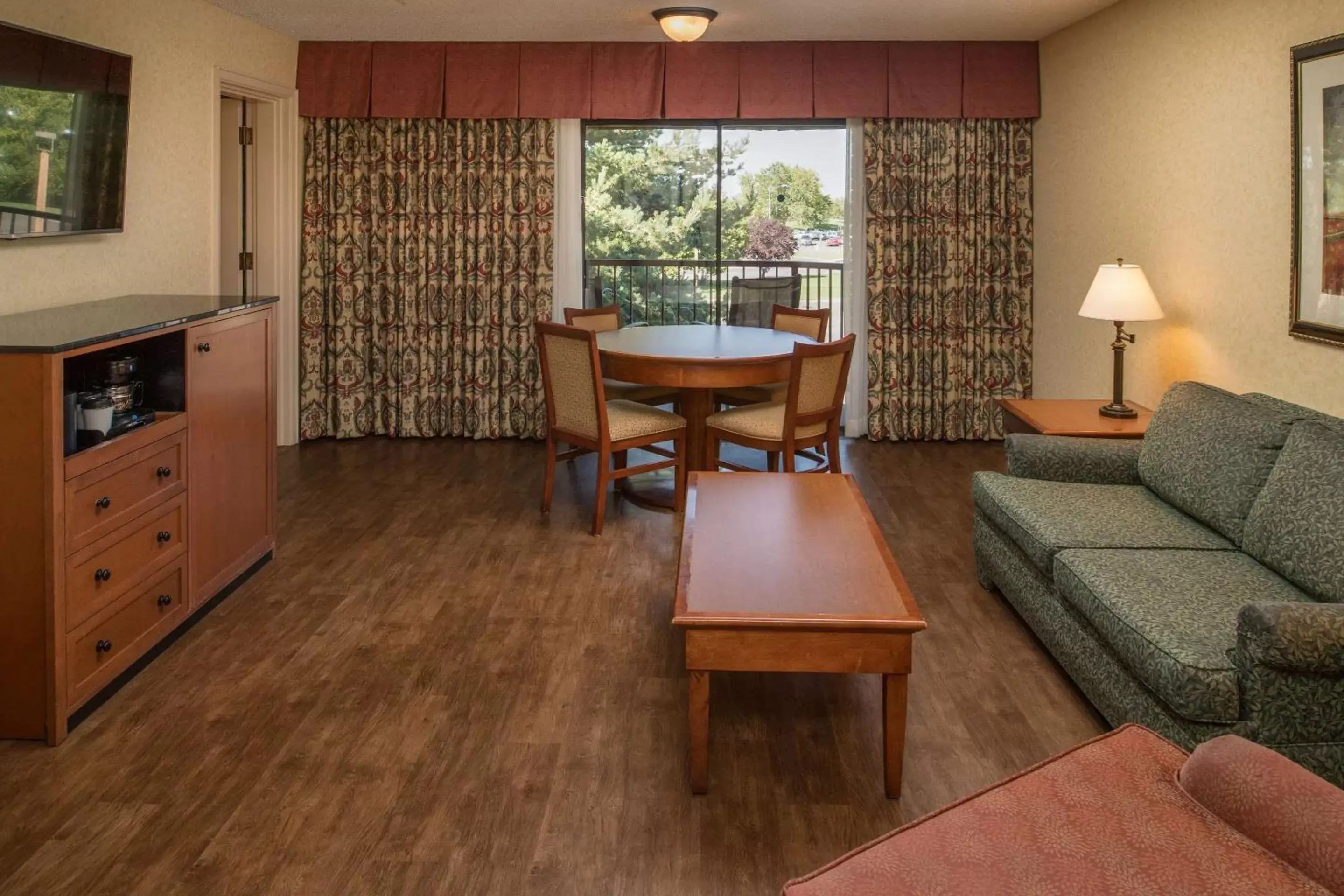 Living room, Seating Area in Red Lion Hotel Pasco Airport & Conference Center