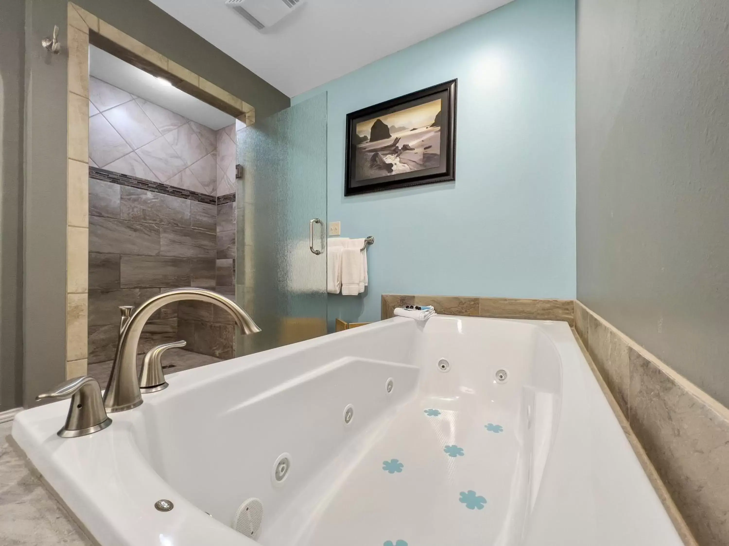 Hot Tub, Bathroom in Deadwood Gulch Resort, Trademark Collection by Wyndham