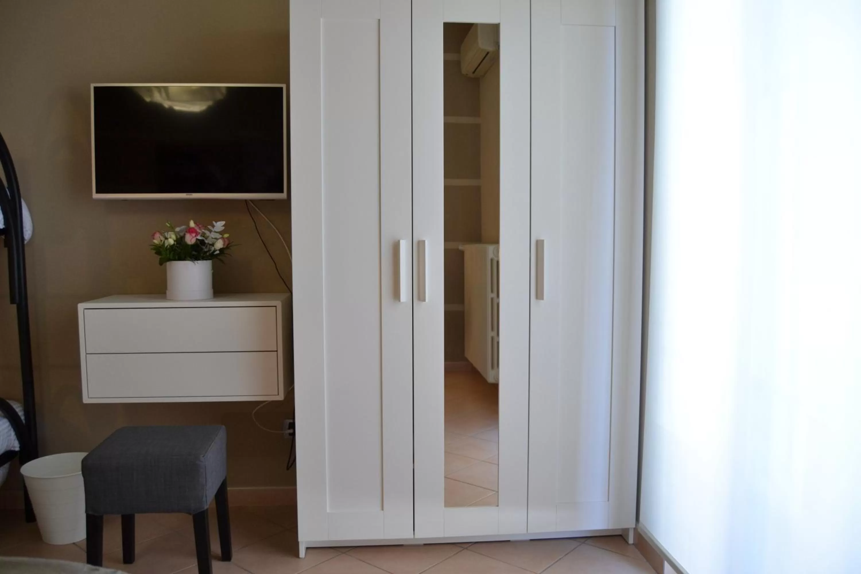 TV/Entertainment Center in MR Living Bed & Breakfast