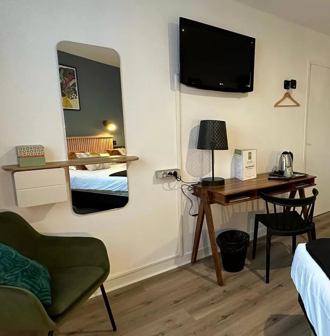 Coffee/tea facilities, Bed in Le Clos Du Pontic Logis et Cit'Hotel