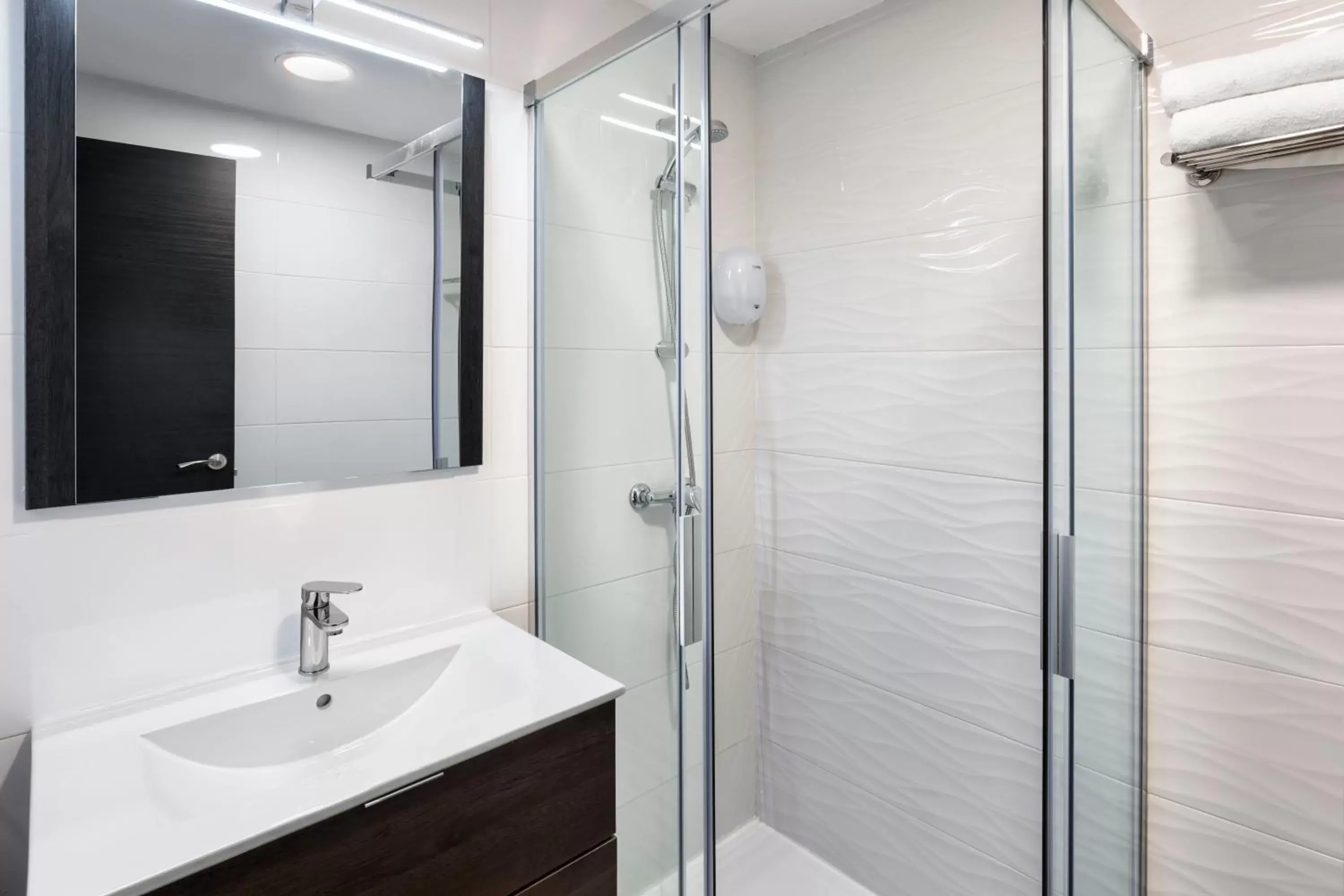 Shower, Bathroom in Hotel Victoria Valdemoro Inspired by B&B HOTELS