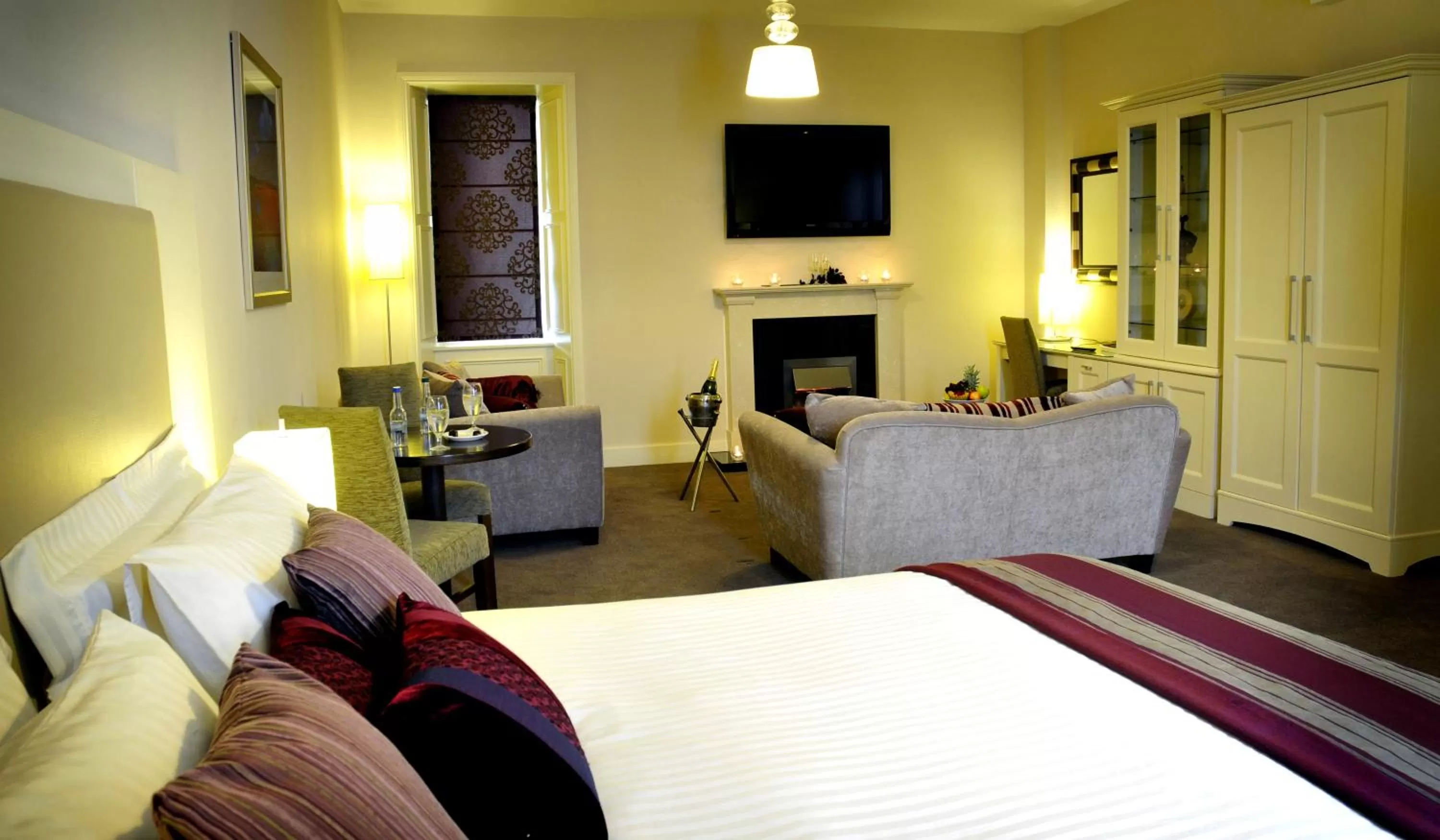 Bedroom, Bed in The Shirley Arms Hotel