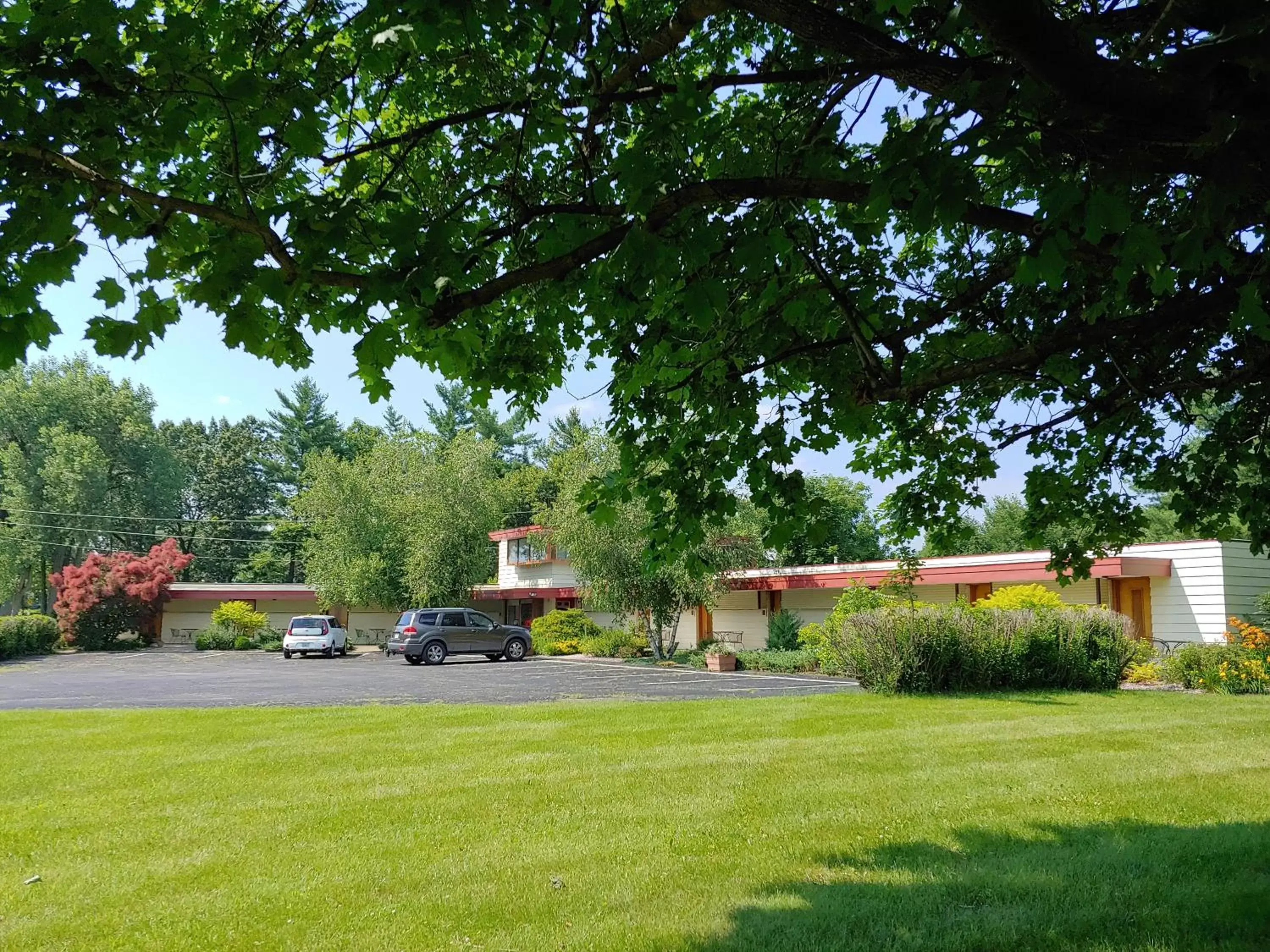 Property building, Garden in The Usonian Inn LLC