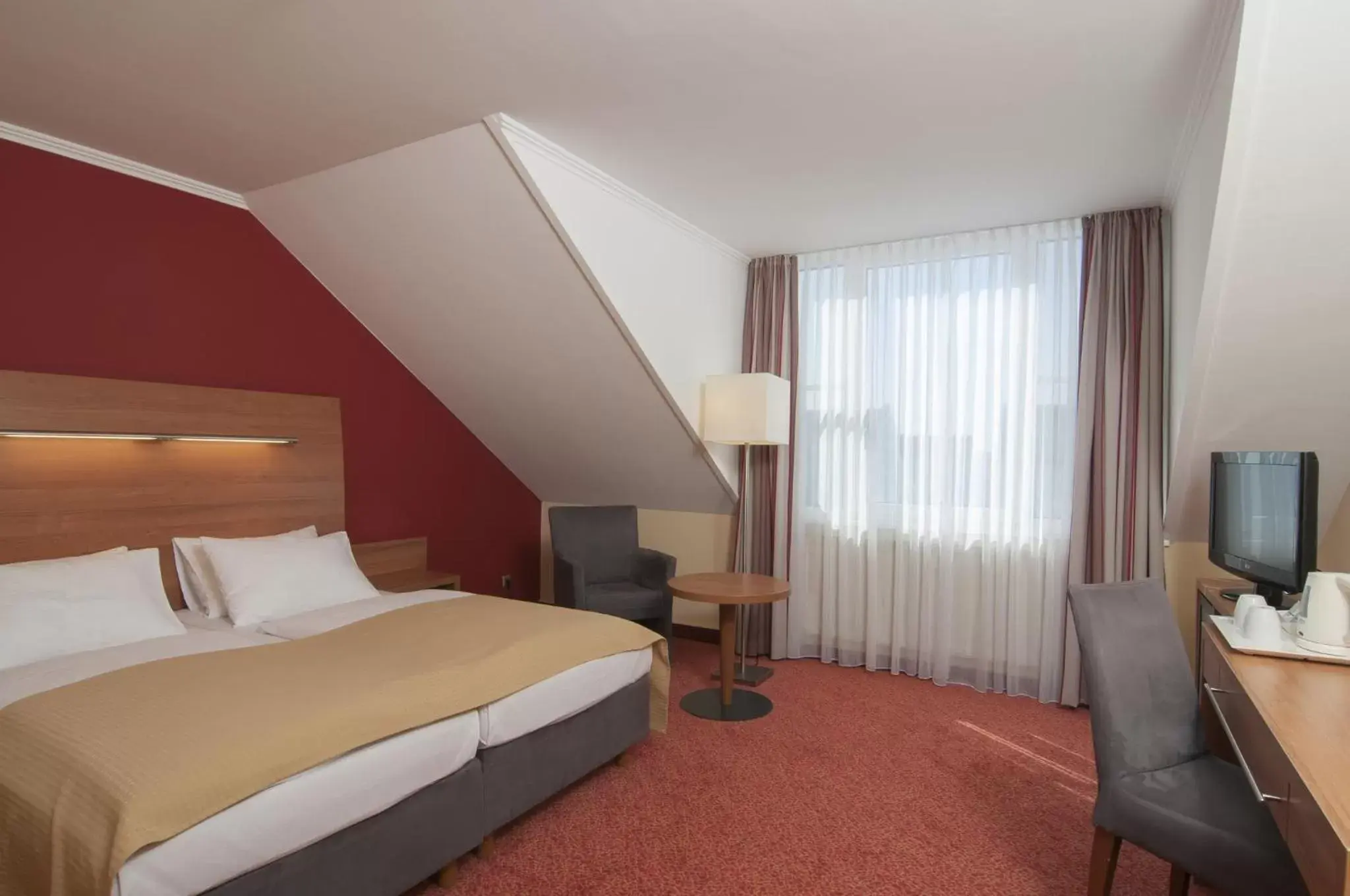 Photo of the whole room, Bed in Holiday Inn Munich Unterhaching, an IHG Hotel