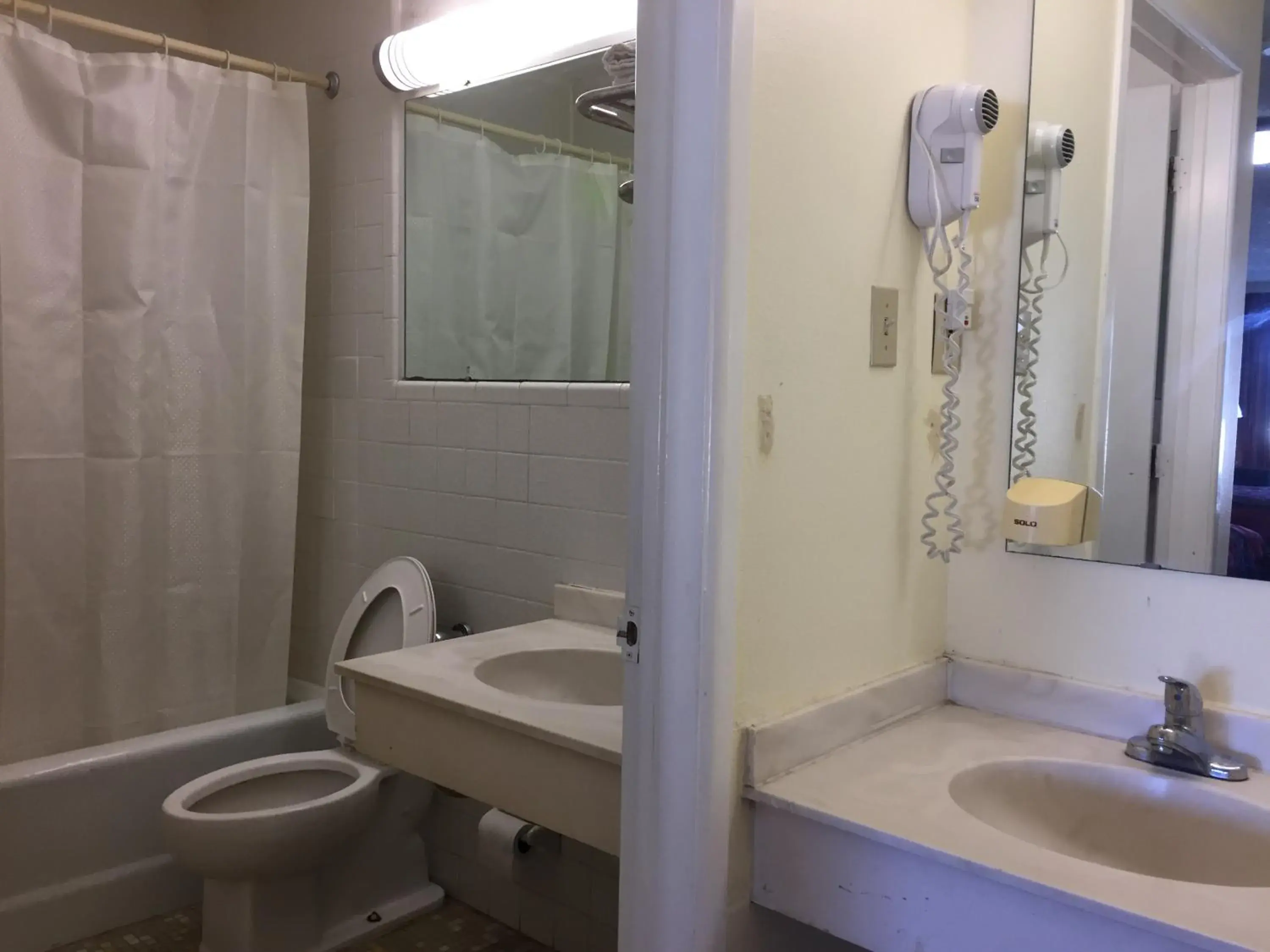 Bathroom in Royal Inn Abilene