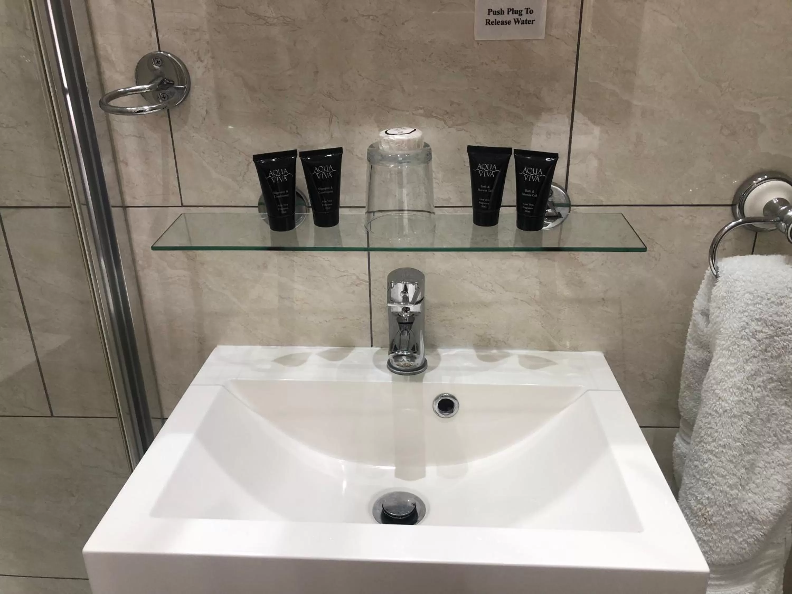 Bathroom in Queen Phillippa