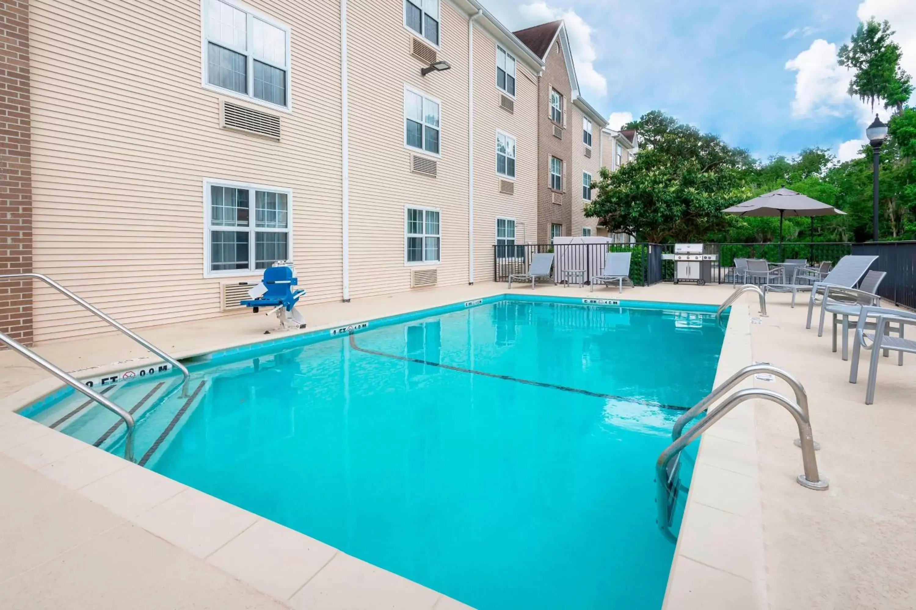 Swimming Pool in TownePlace Suites Savannah Midtown