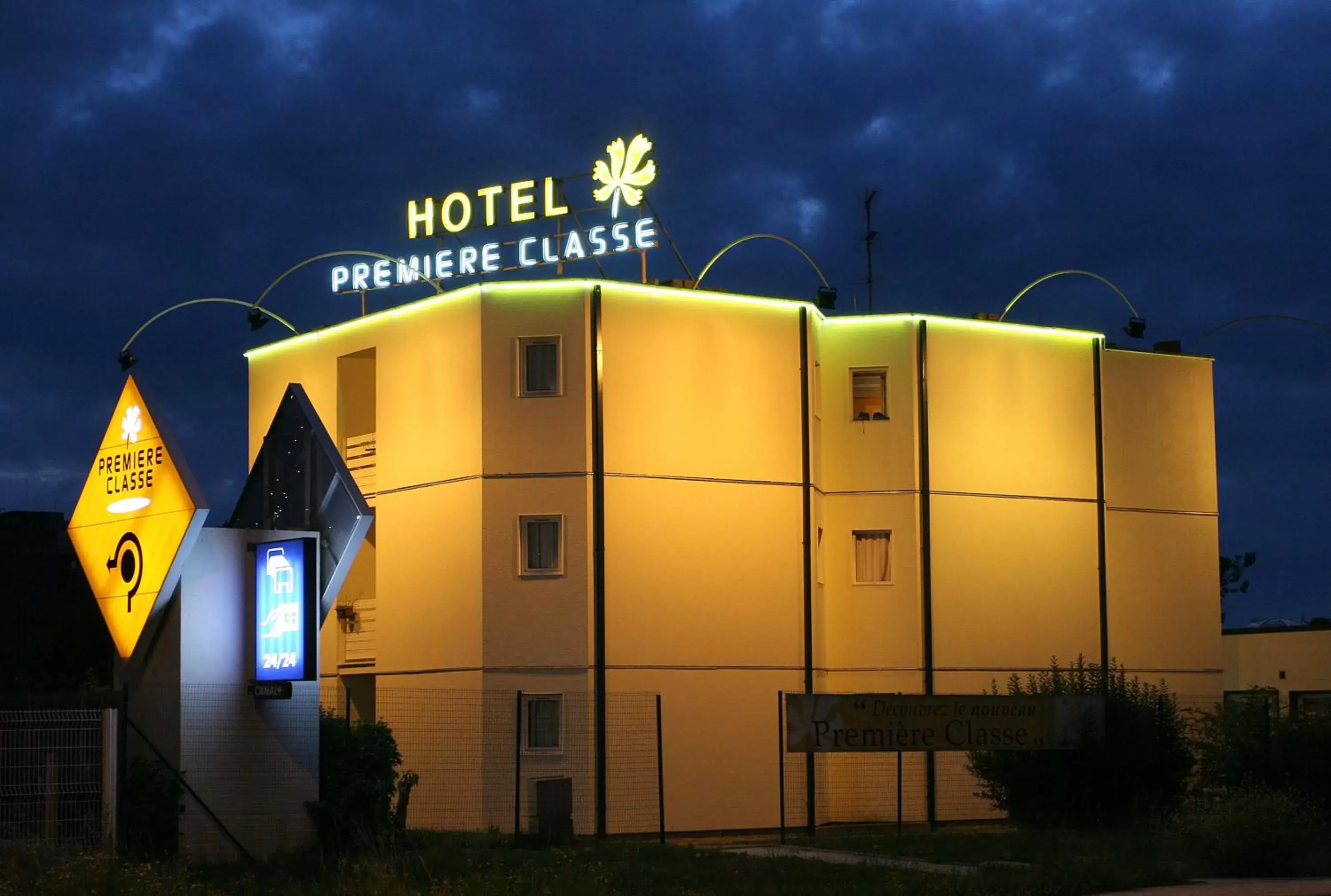 Facade/entrance in Premiere Classe Bordeaux Sud Pessac Bersol