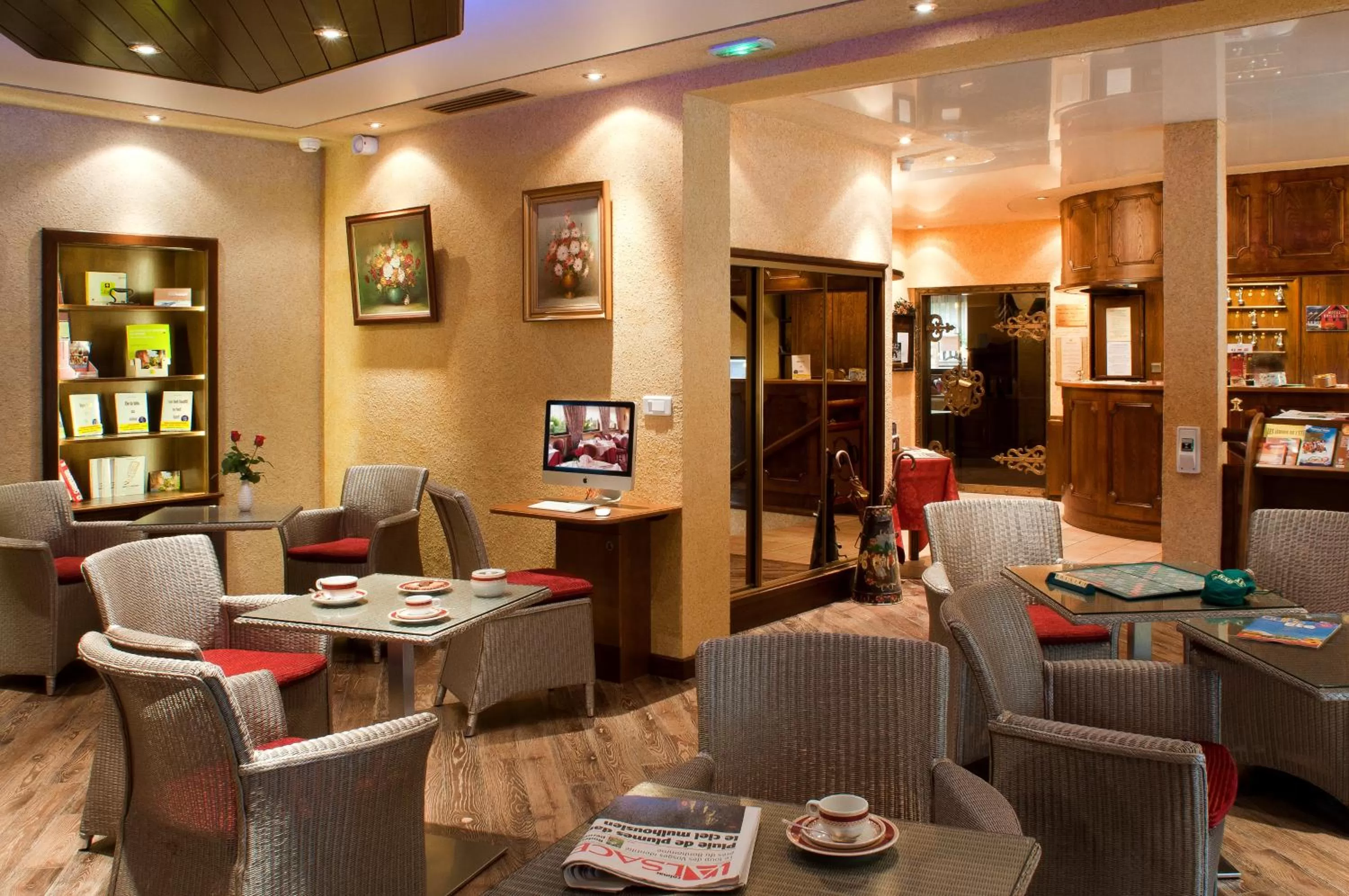 Communal lounge/ TV room in Logis Hostellerie Motel Au Bois Le Sire