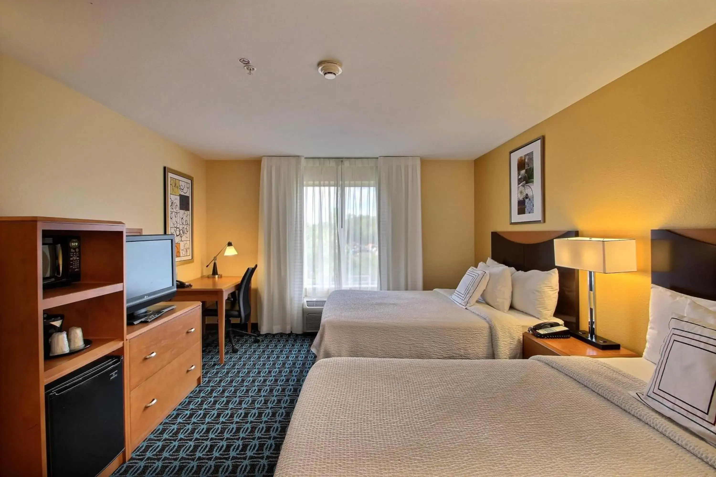 Photo of the whole room, TV/Entertainment Center in Fairfield Inn & Suites by Marriott Milwaukee Airport