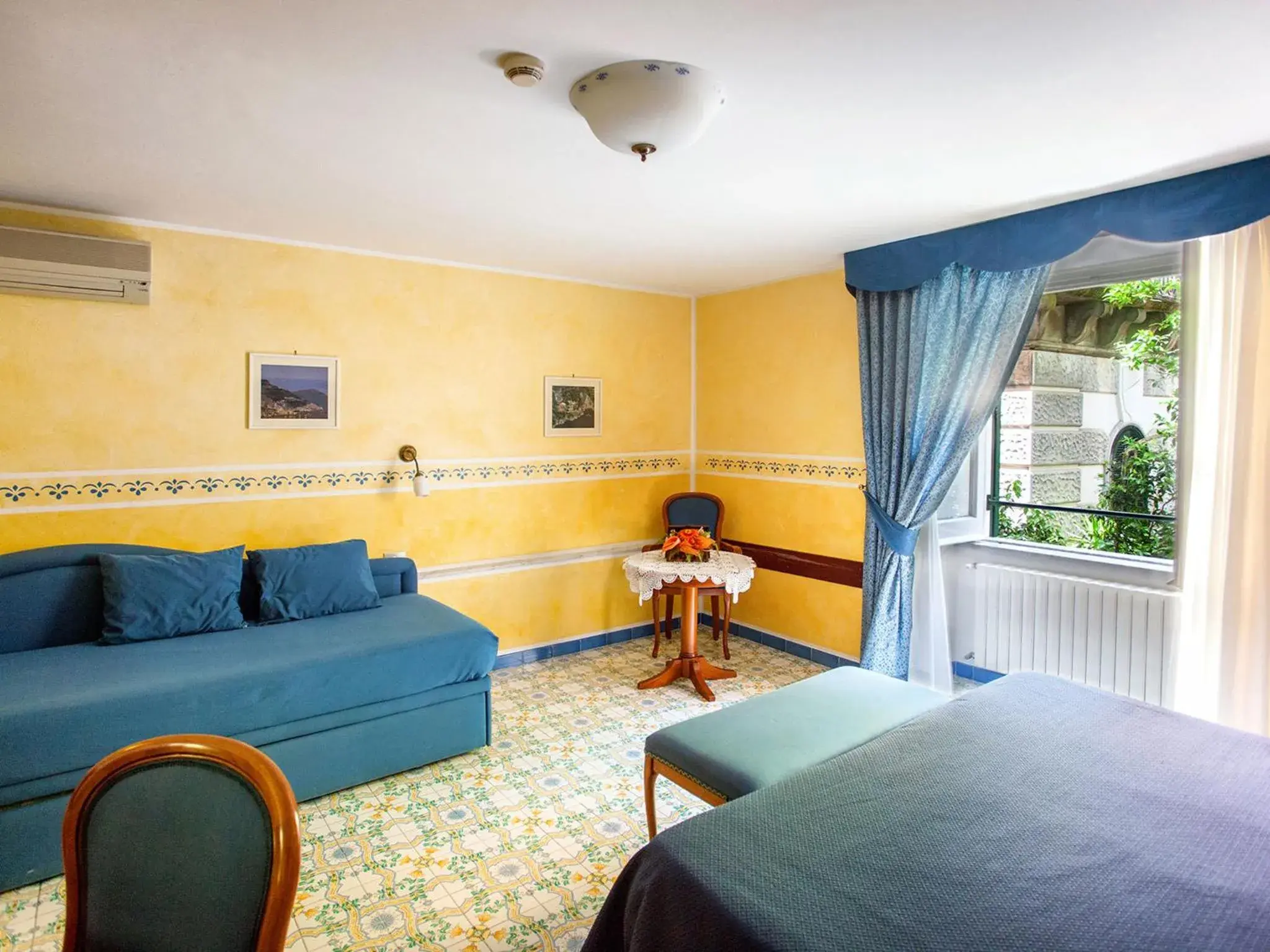 Bedroom, Seating Area in Hotel Amalfi