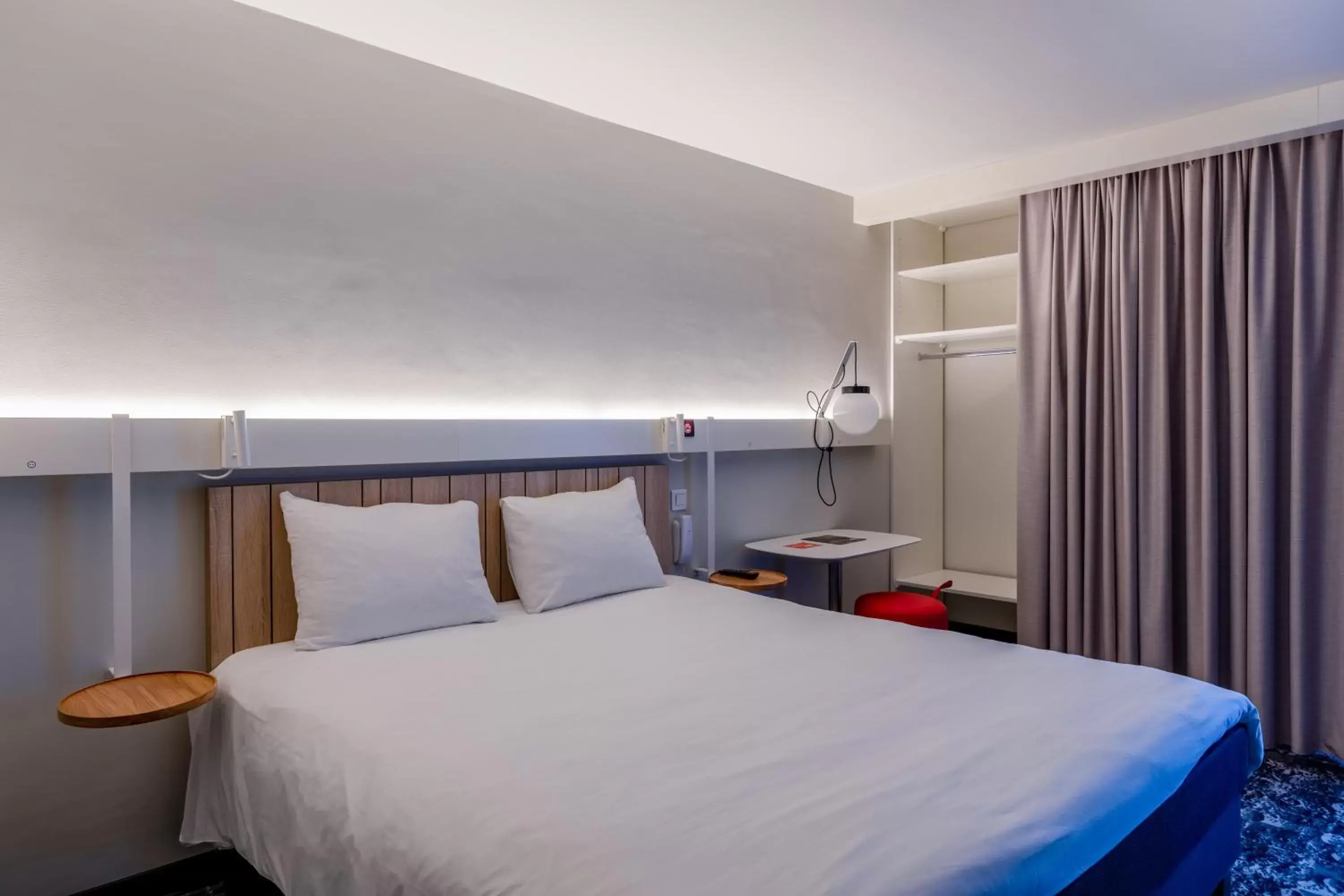 Property building, Bed in ibis La Rochelle Centre Historique