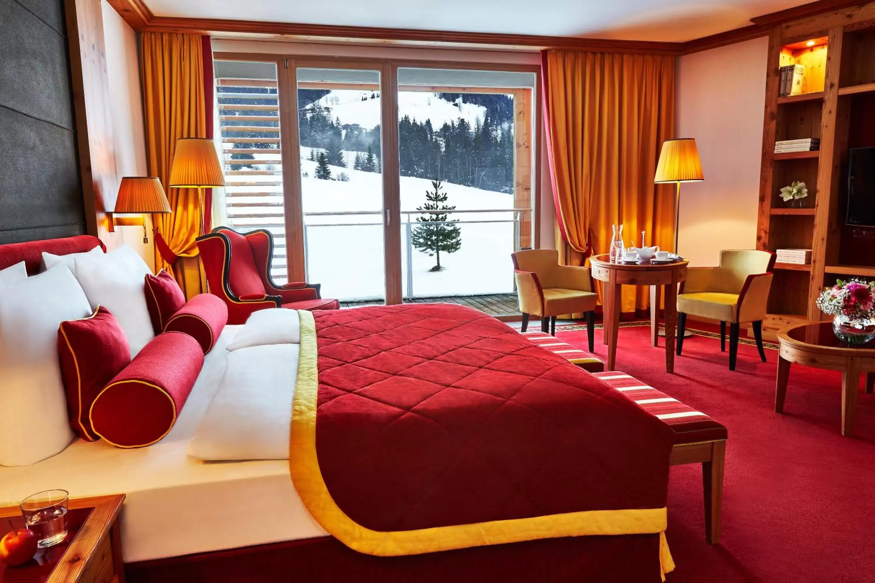 Seating area, Lounge/Bar in Kempinski Hotel Das Tirol