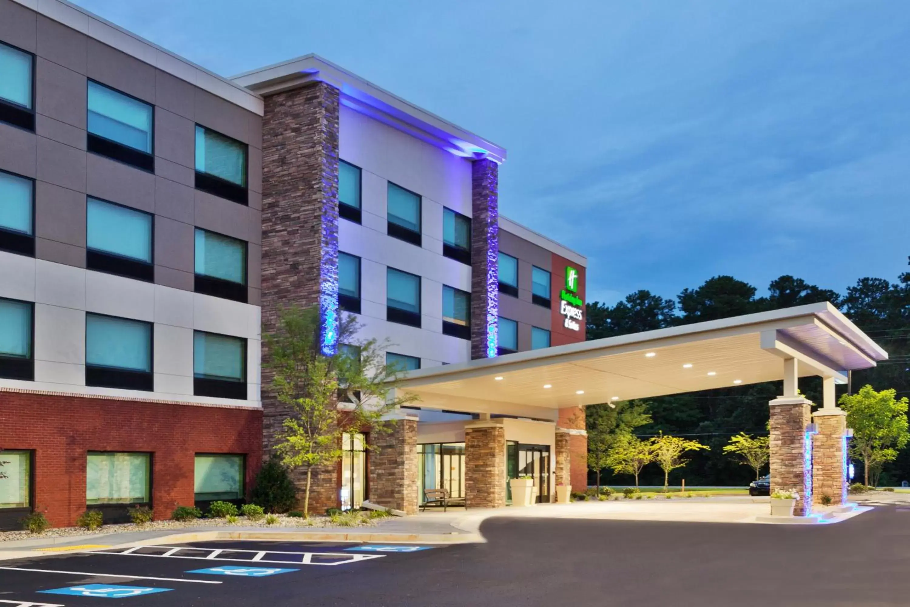 Property Building in Holiday Inn Express & Suites - Fayetteville, an IHG Hotel