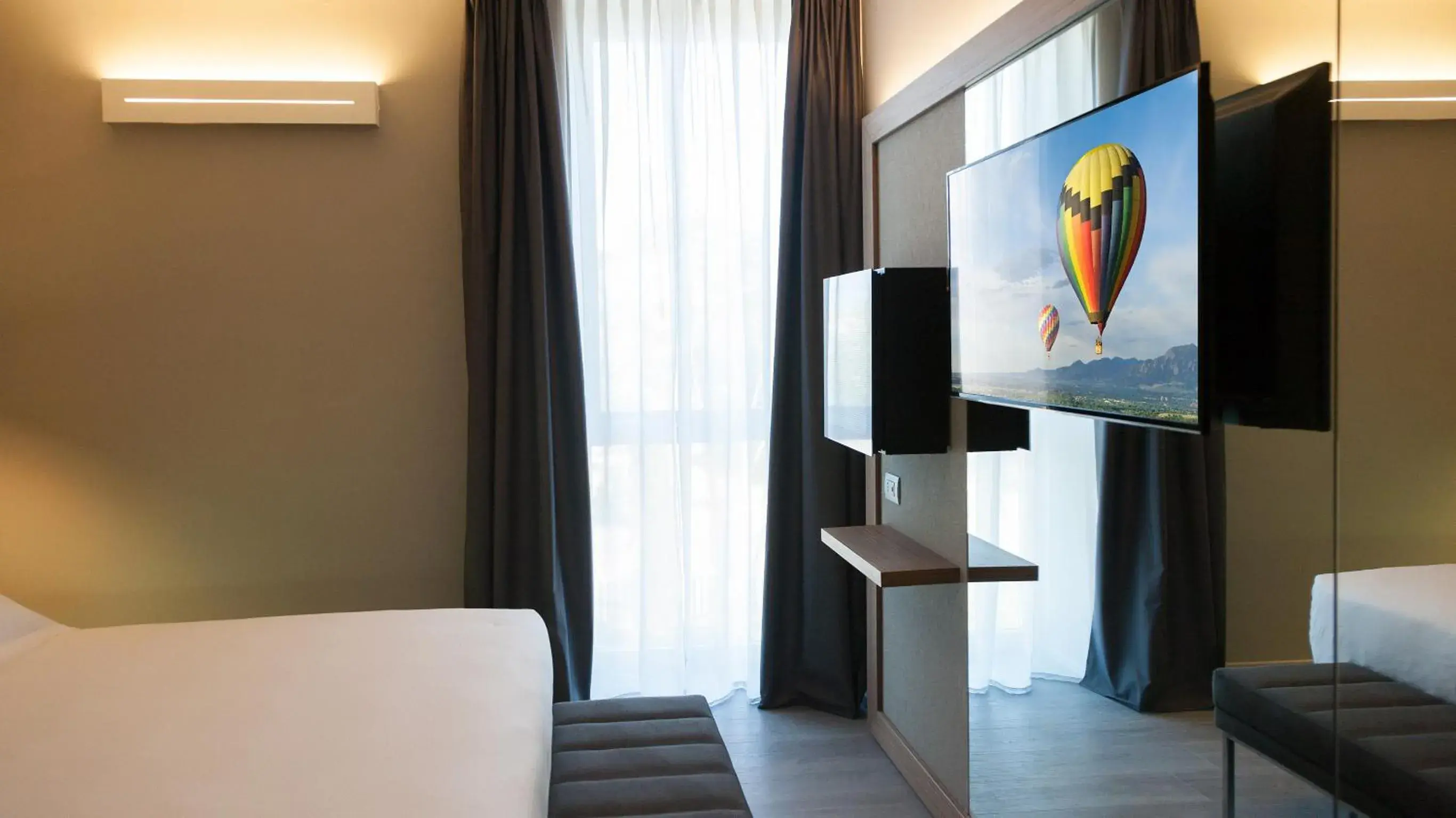 Bedroom, TV/Entertainment Center in G Hotel Pescara