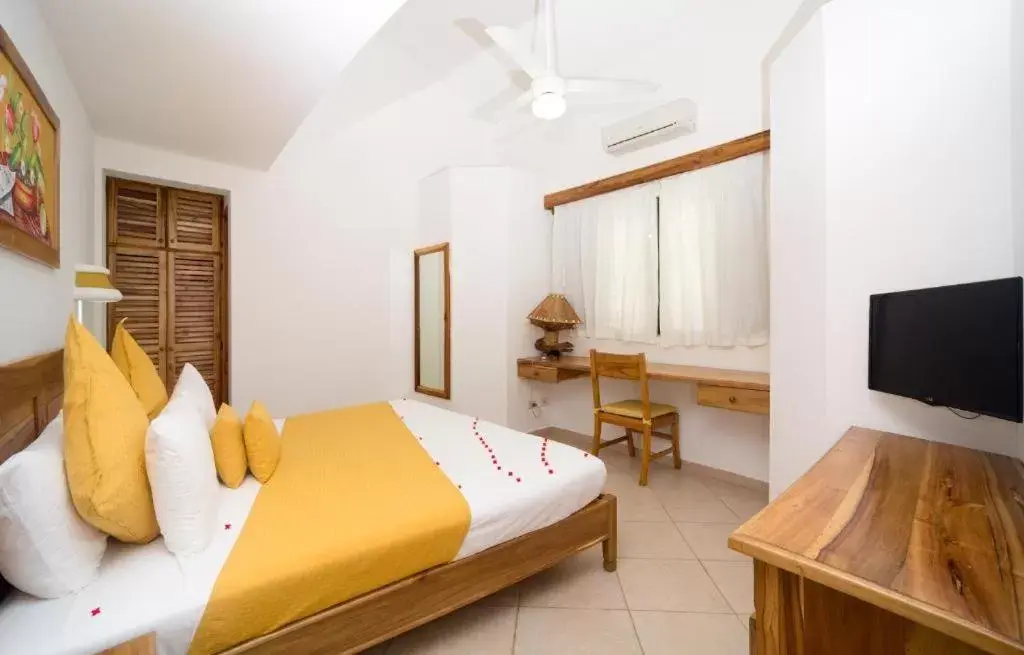 Bed, TV/Entertainment Center in Albachiara Hotel - Las Terrenas