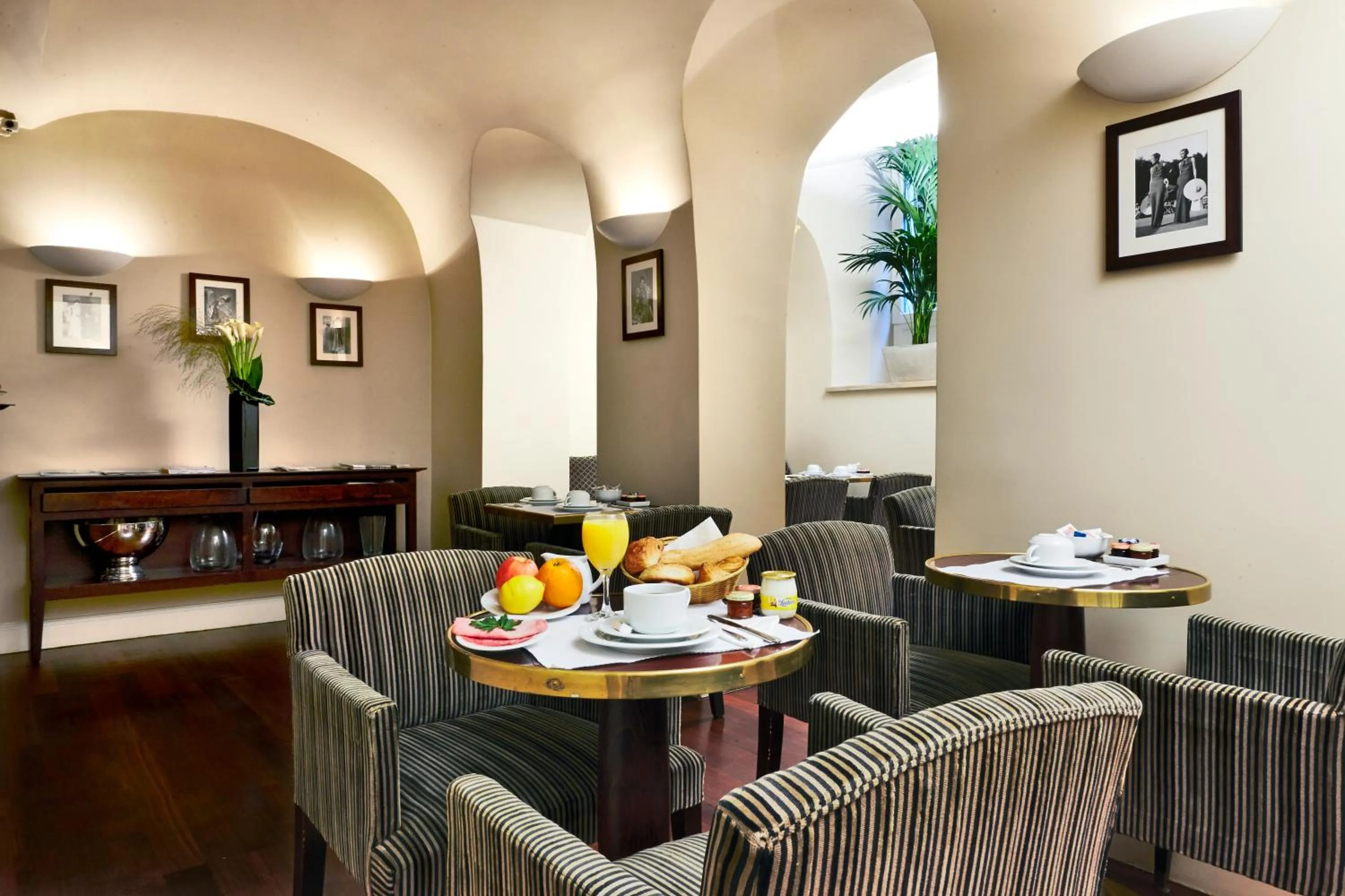 Restaurant/places to eat in Golden Tulip Washington Opera