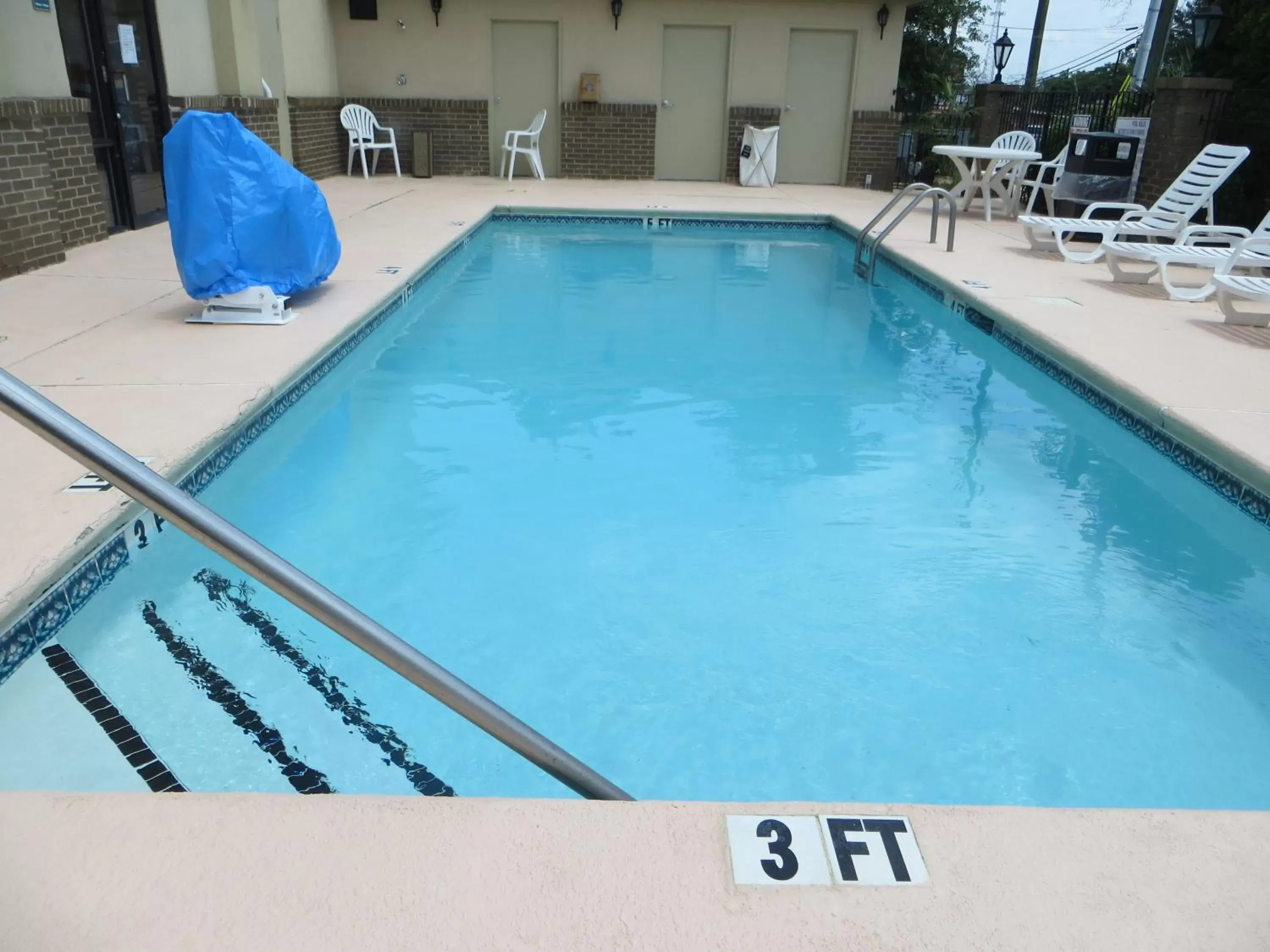 Swimming pool in Quality Inn Winder, GA Swimming pool in Quality Inn Winder, GA