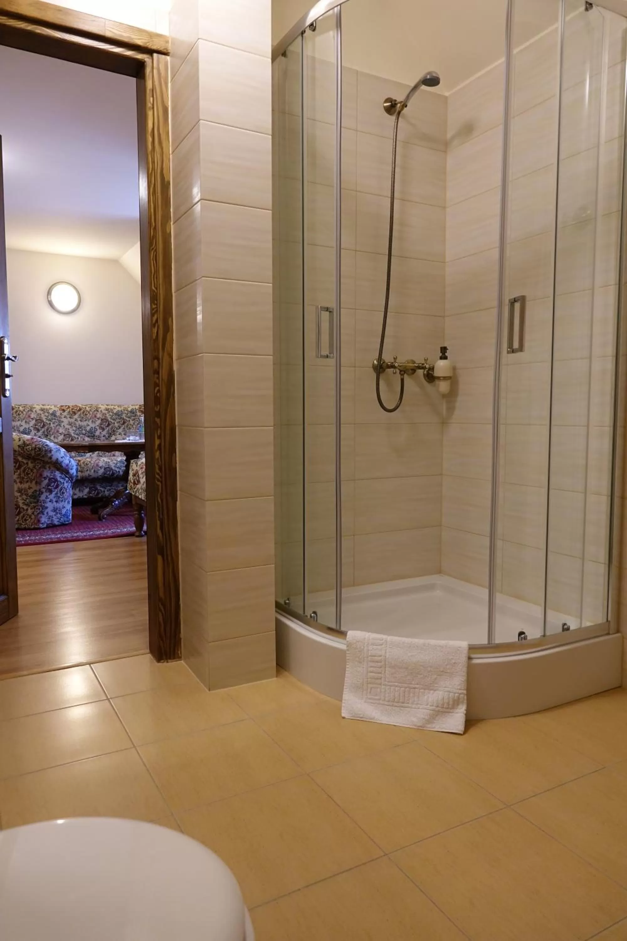 Gościniec Dworski w Ropie - Pokoje gościnne