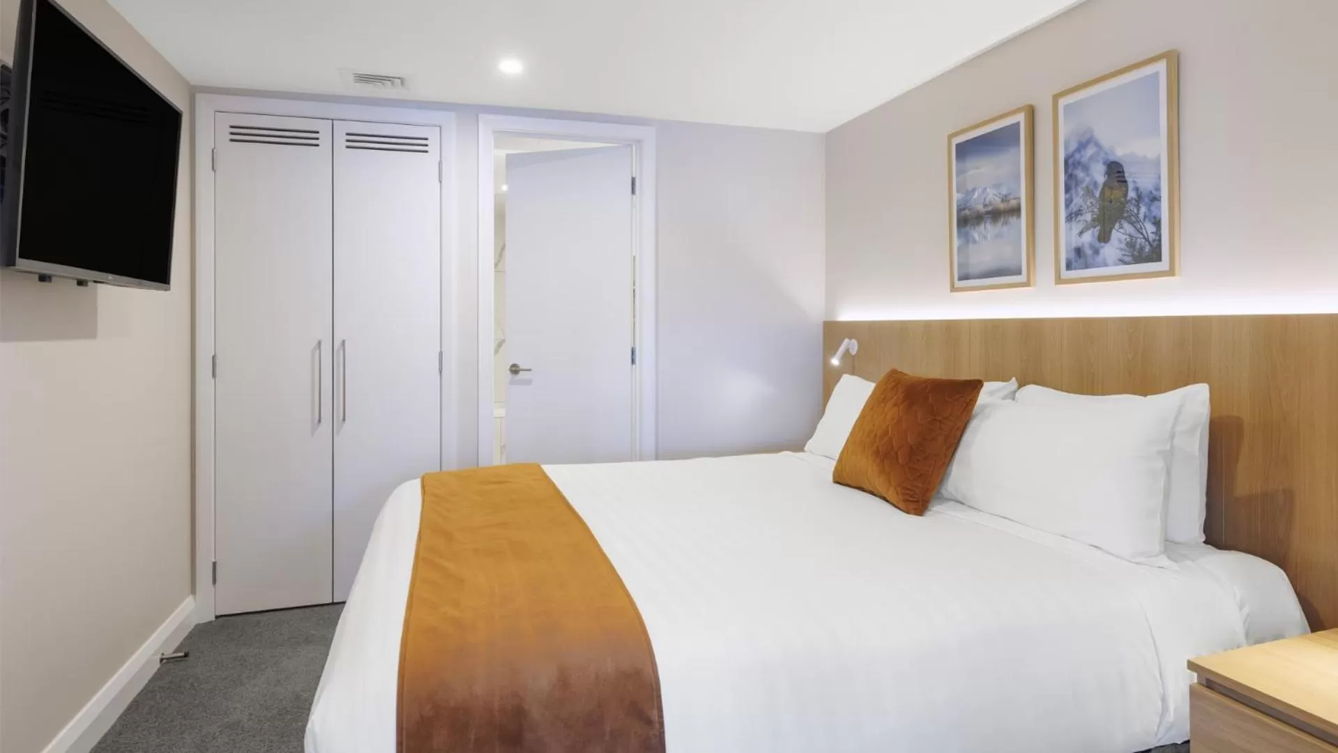 Bed in Oaks Queenstown Shores Resort