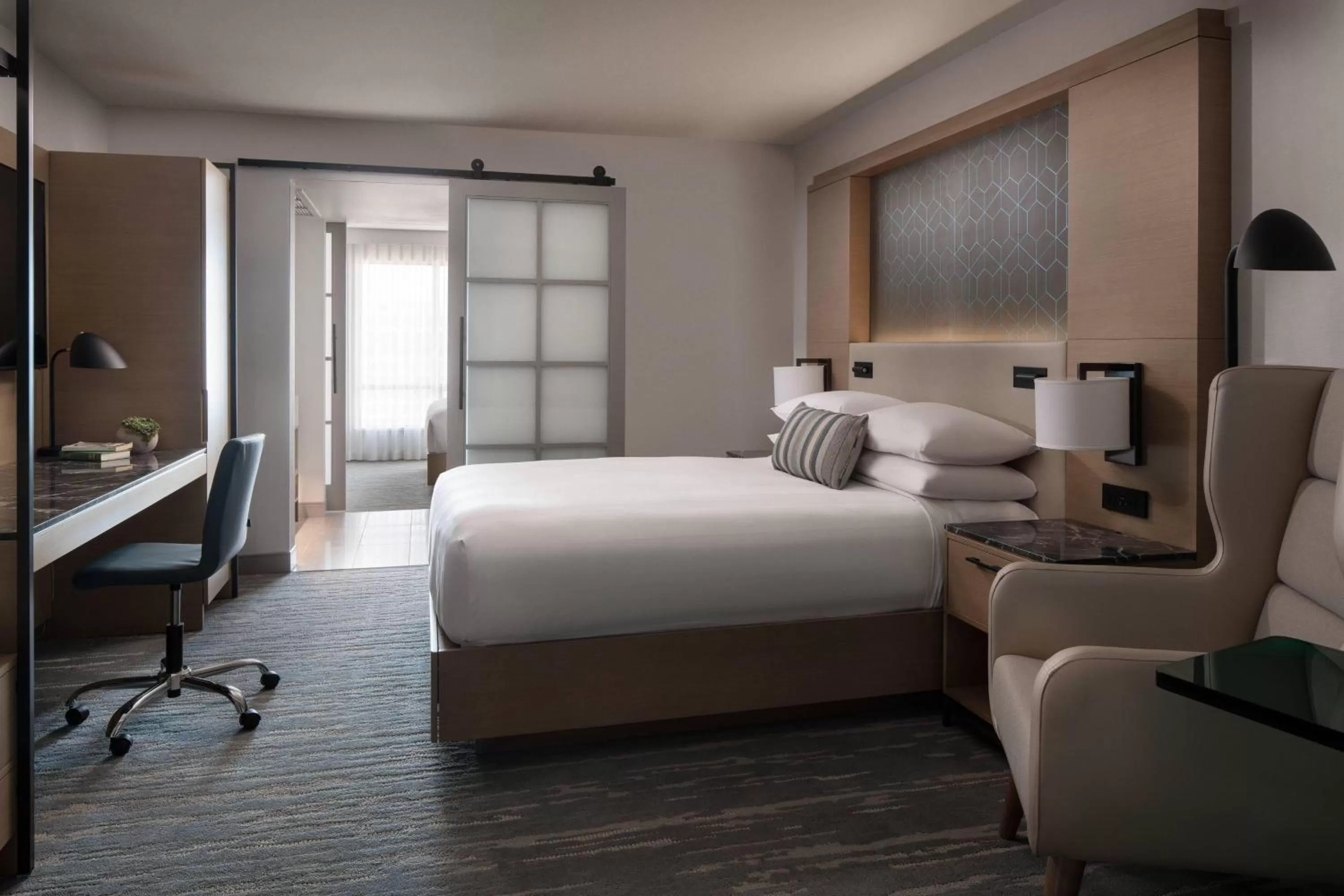 Photo of the whole room, Bed in Vancouver Airport Marriott Hotel