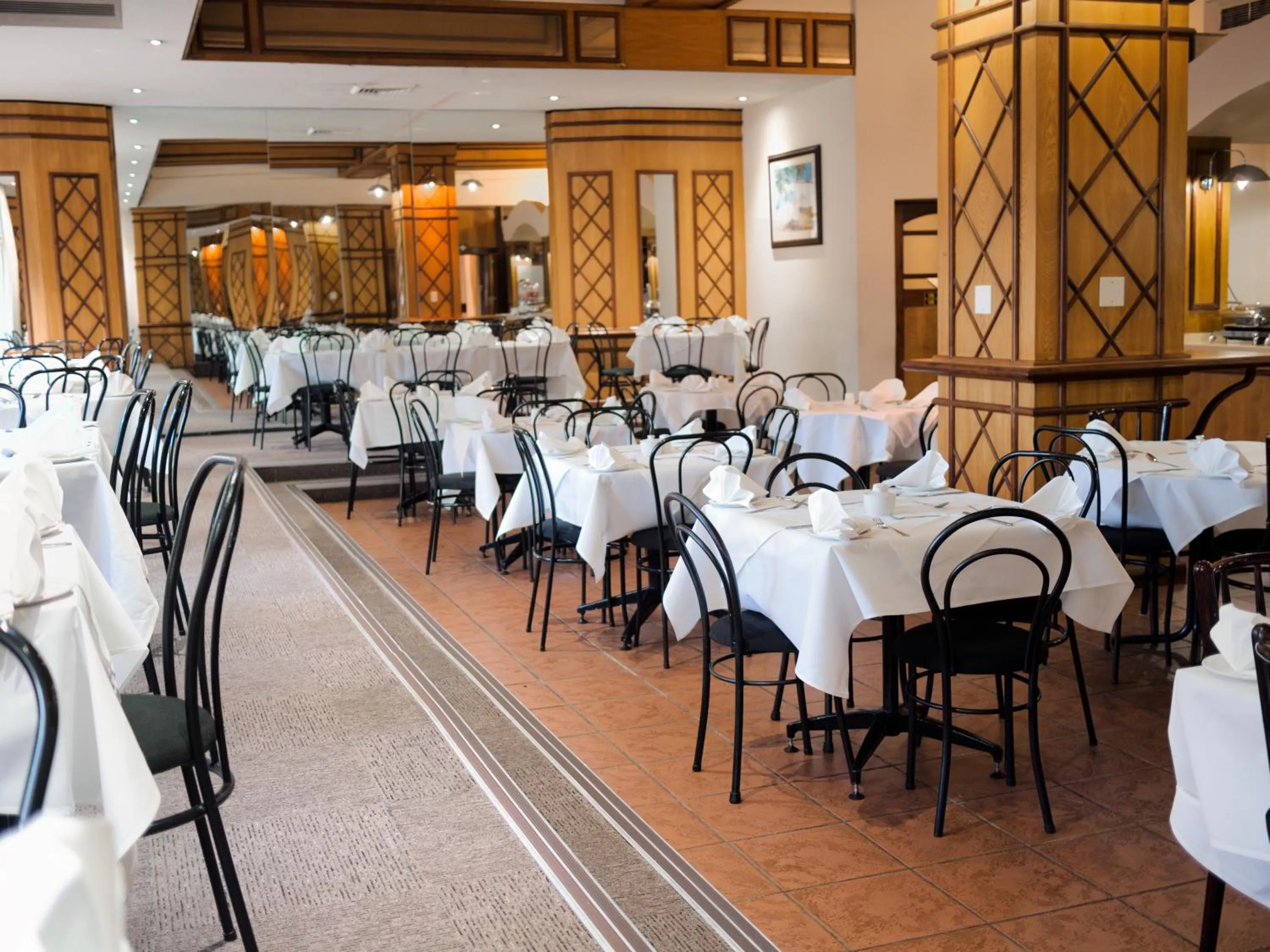Restaurant/places to eat in Albany Hotel