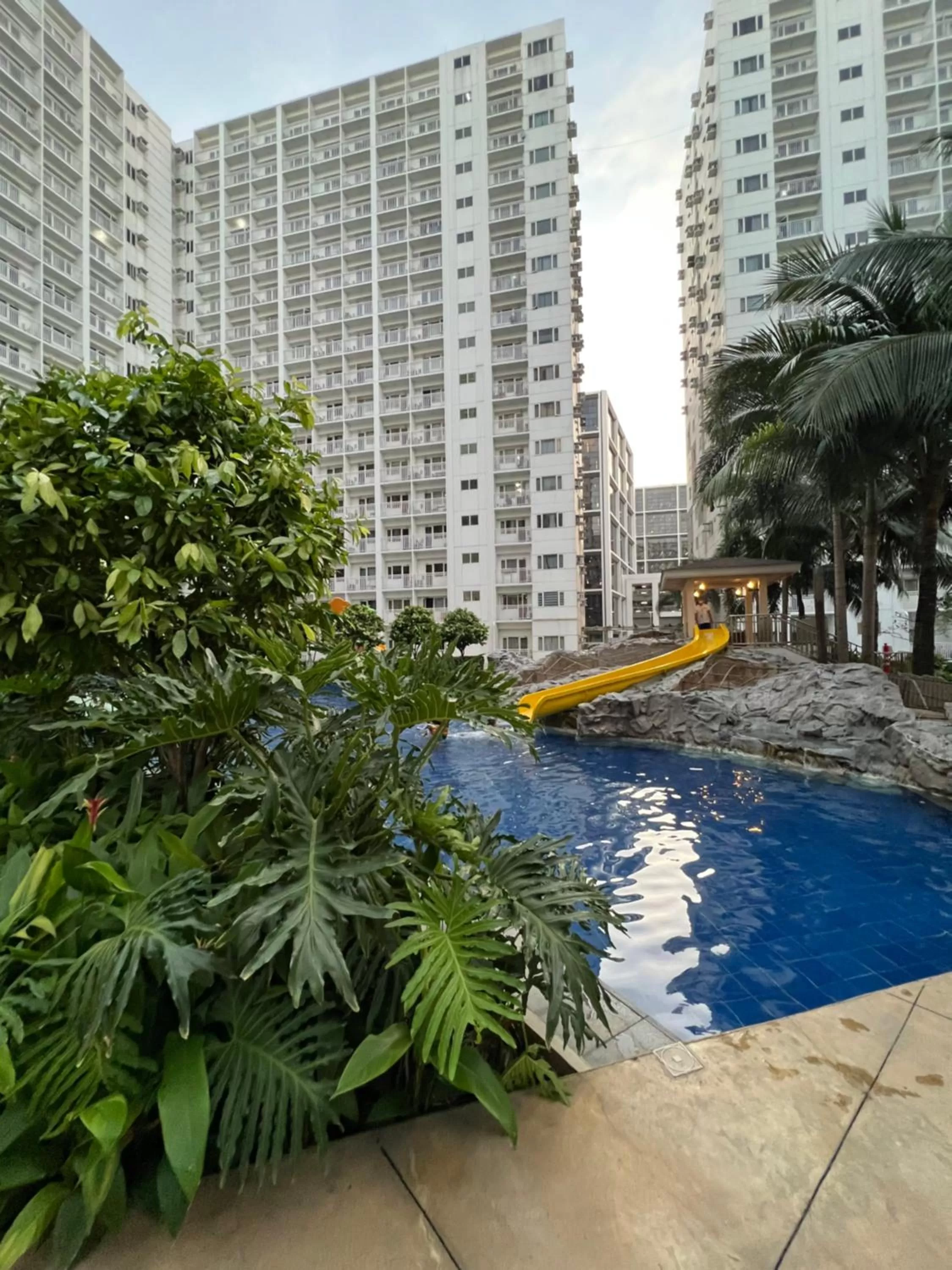 Swimming pool in Yam Staycation Shore Residences