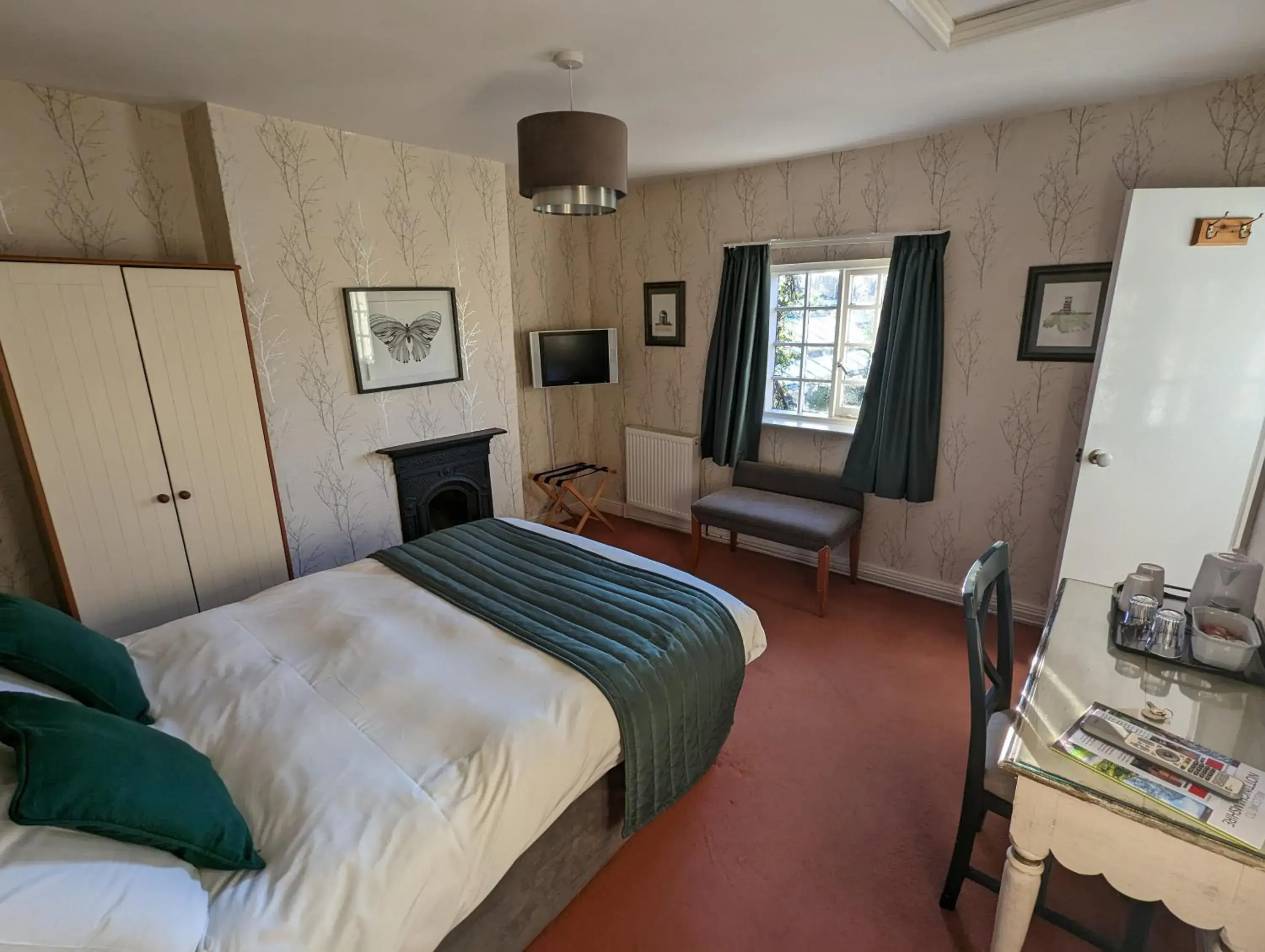 Photo of the whole room, Bed in The Cottage Hotel