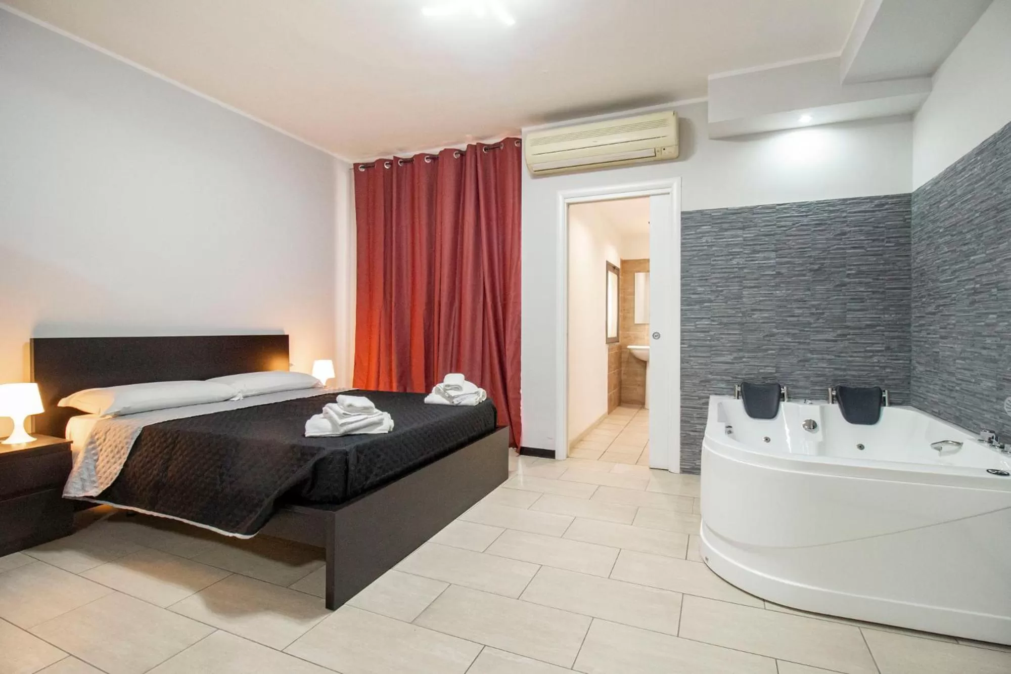 Bed in Royal Playa Suite and Apartament -private parking- self chek out