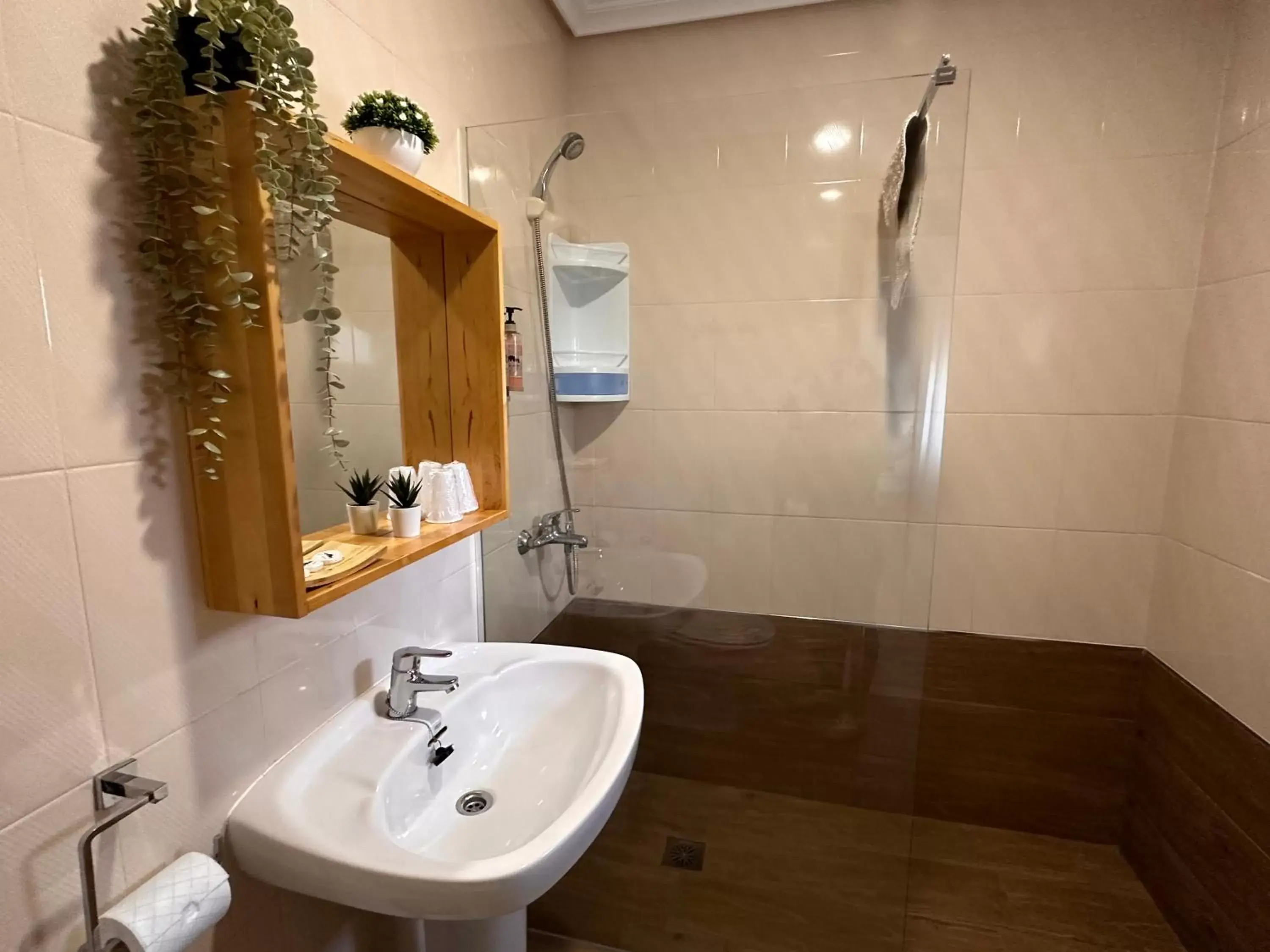 Shower, Bathroom in Hotel Consuegra