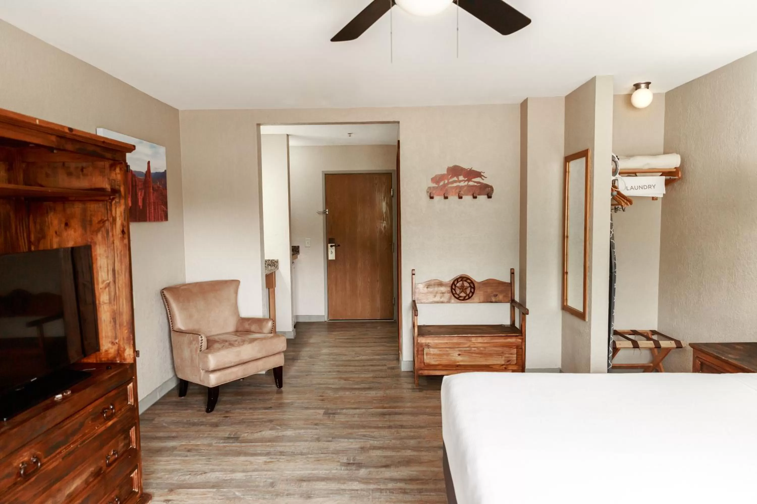 Photo of the whole room, Bed in Aarchway Inn