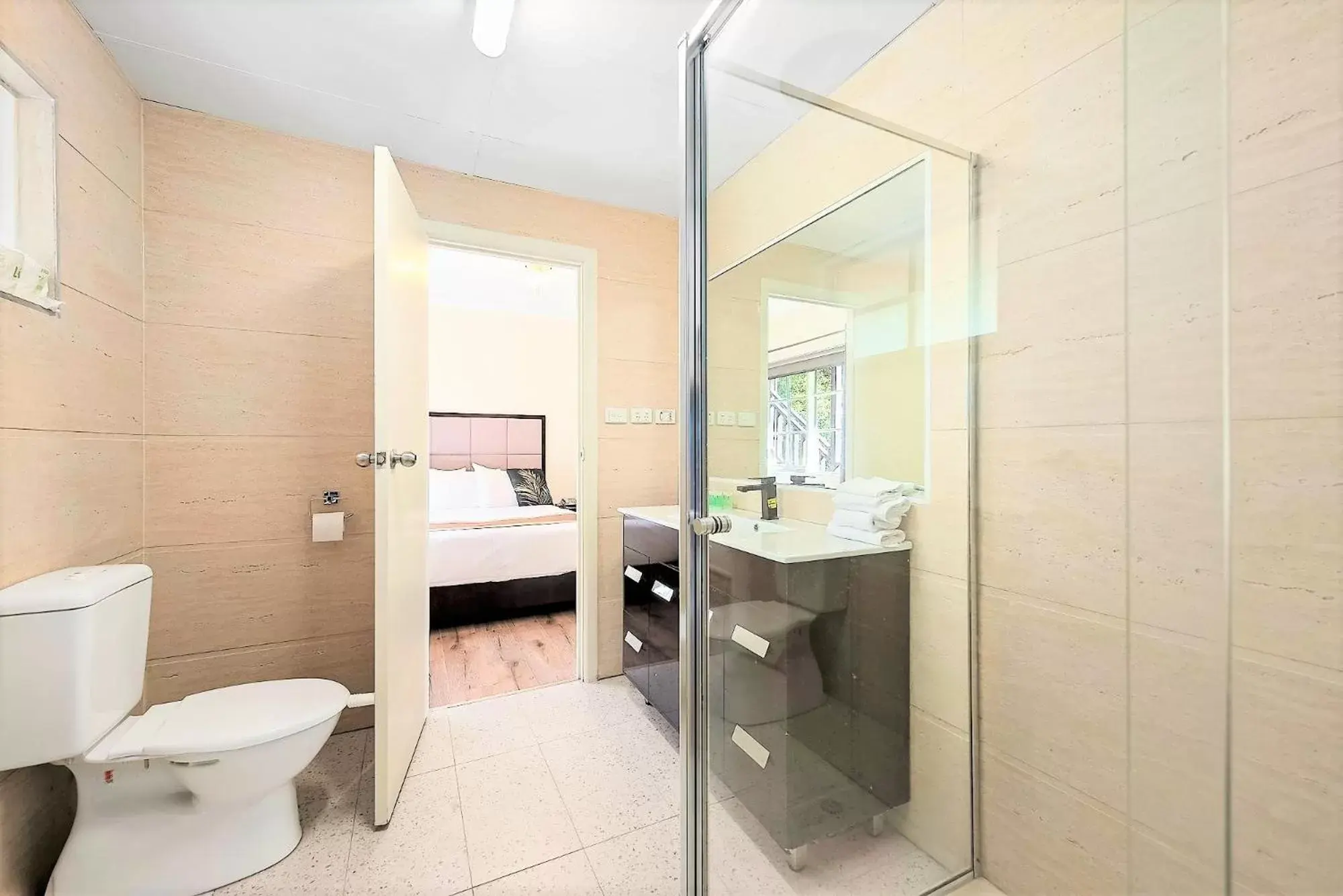 Shower, Bathroom in Eltham Gateway Hotel & Conference Centre