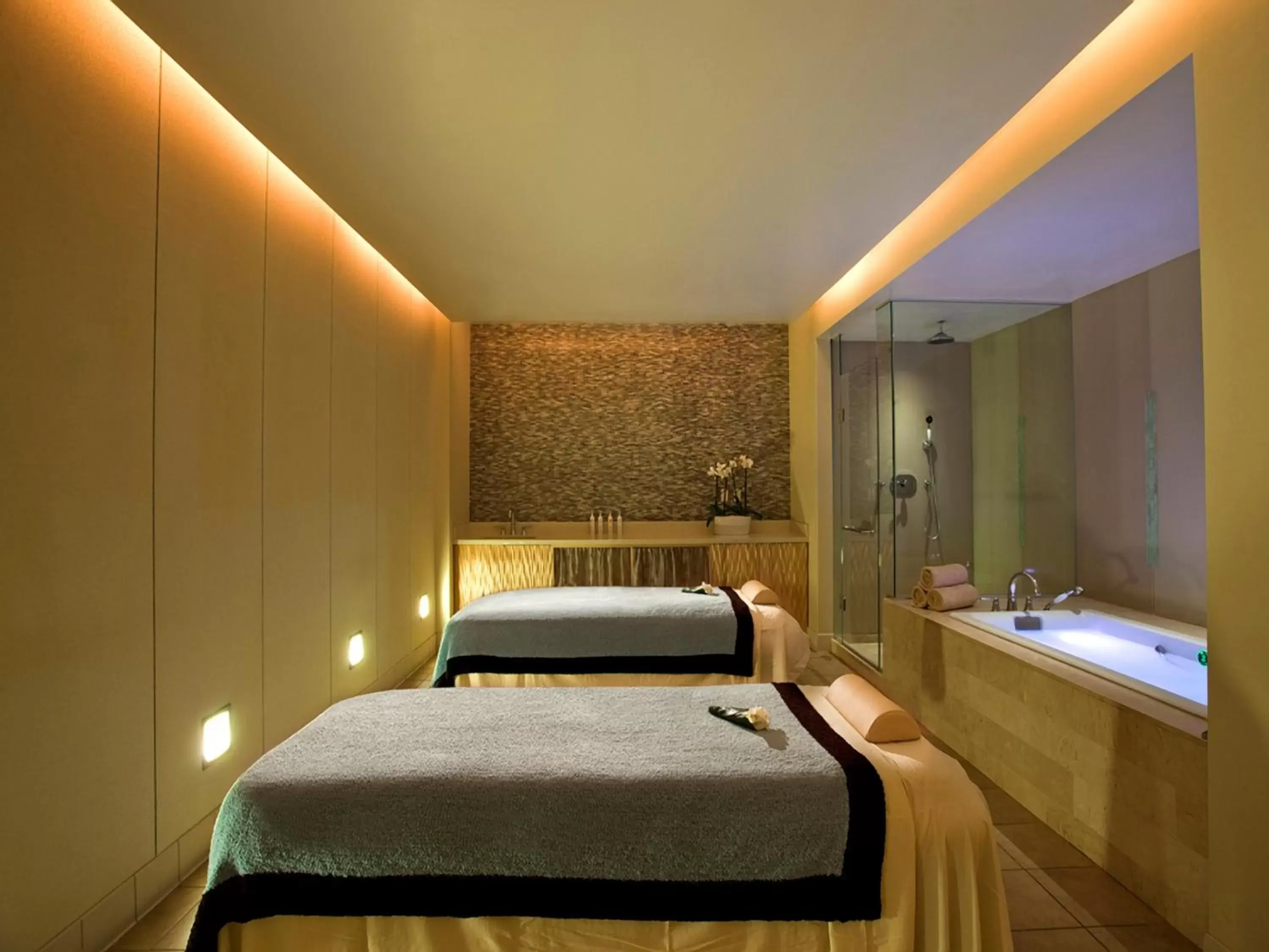 Spa and wellness centre/facilities, Bed in InterContinental Boston, an IHG Hotel
