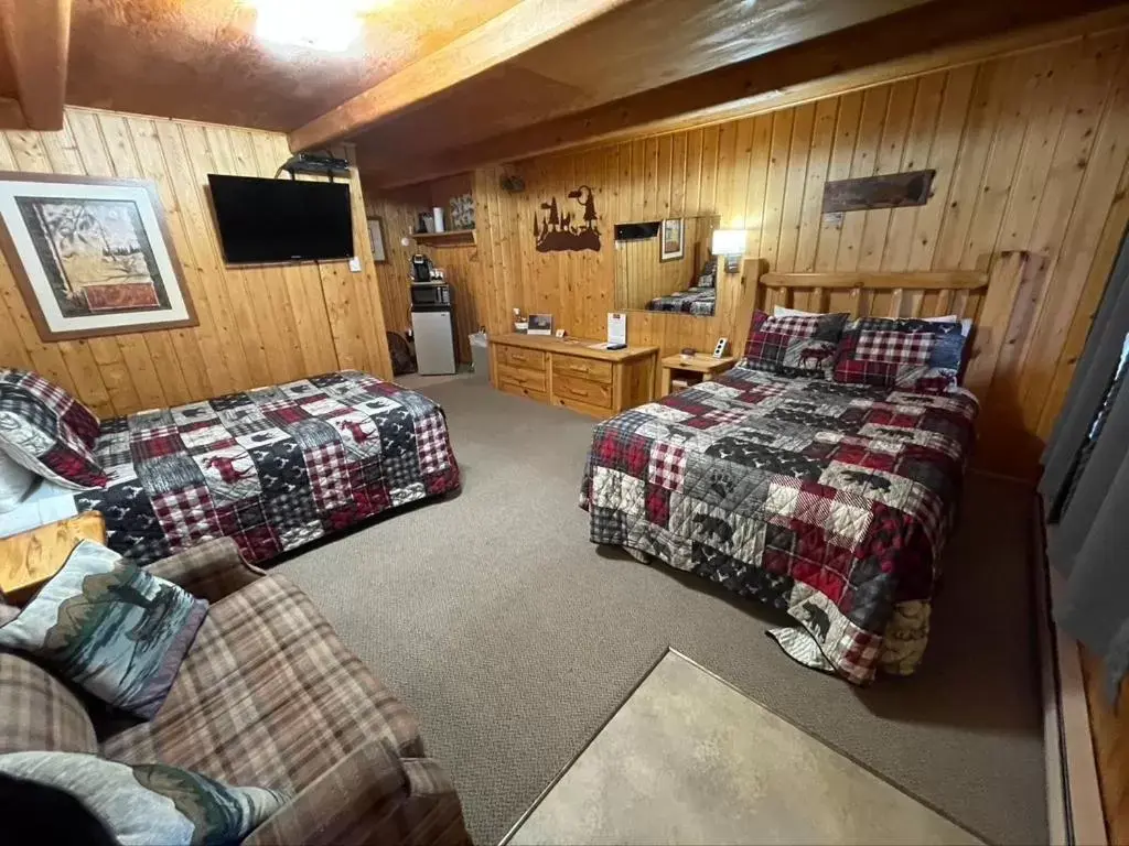 Bed in Sportsman Lodge Melrose MT