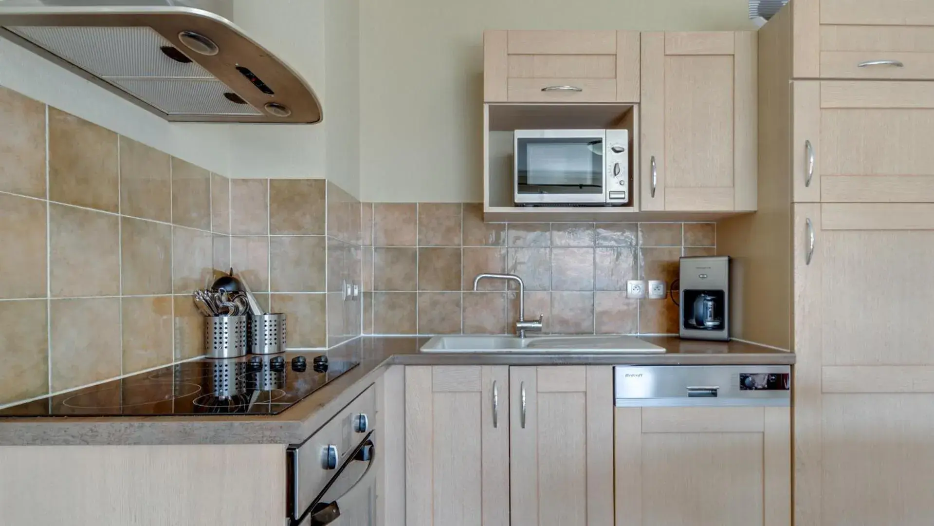 Kitchen or kitchenette, Kitchen/Kitchenette in Vacancéole  Le Domaine de Camiole