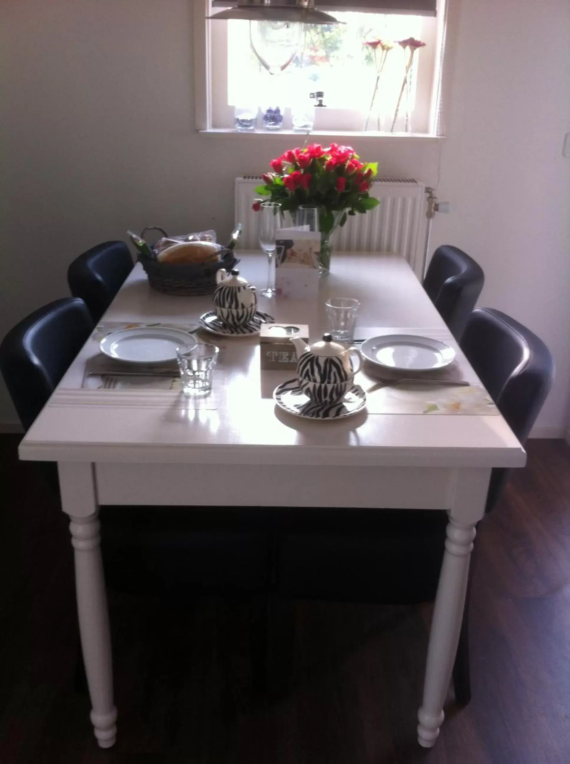 Breakfast, Dining Area in B&B Oostzomerland