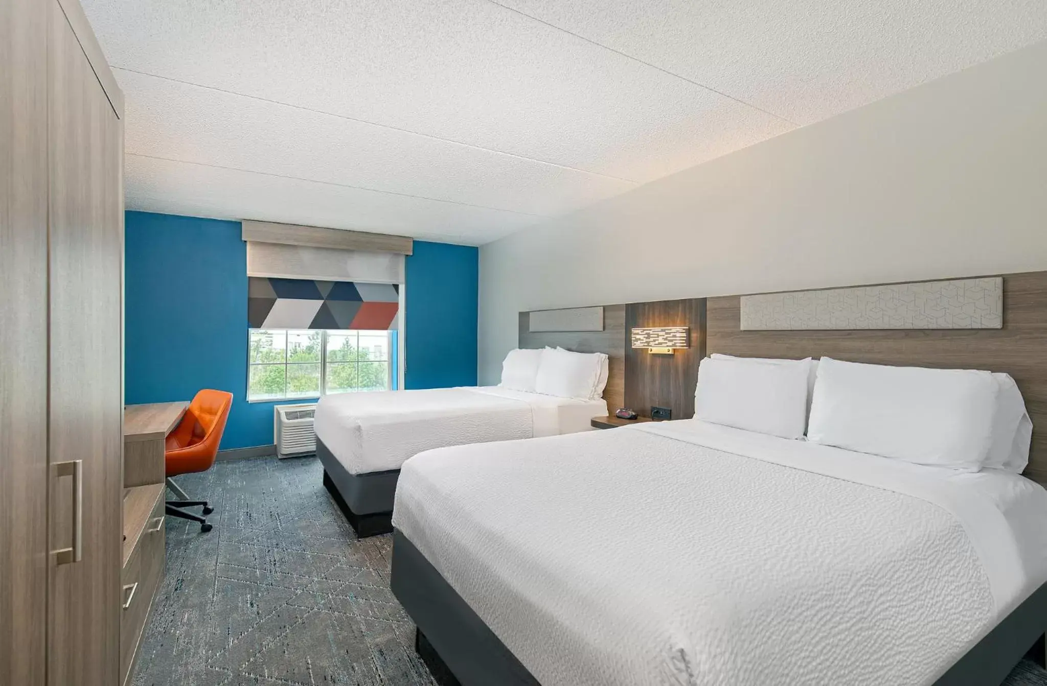 Photo of the whole room, Bed in Holiday Inn Express & Suites Columbus at Northlake, an IHG Hotel