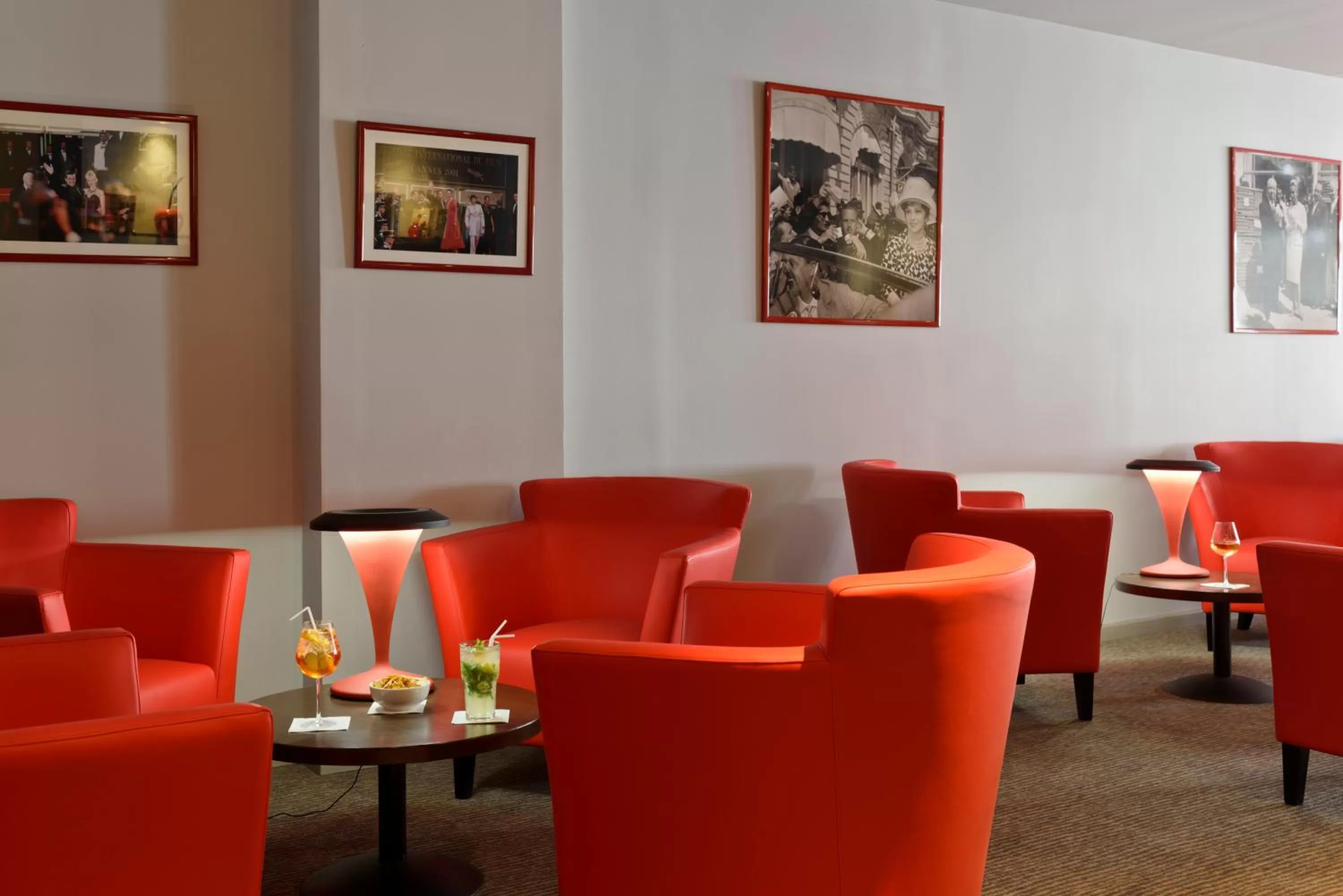 Lounge or bar in Best Western Premier Le Patio des Artistes Wellness Jacuzzi