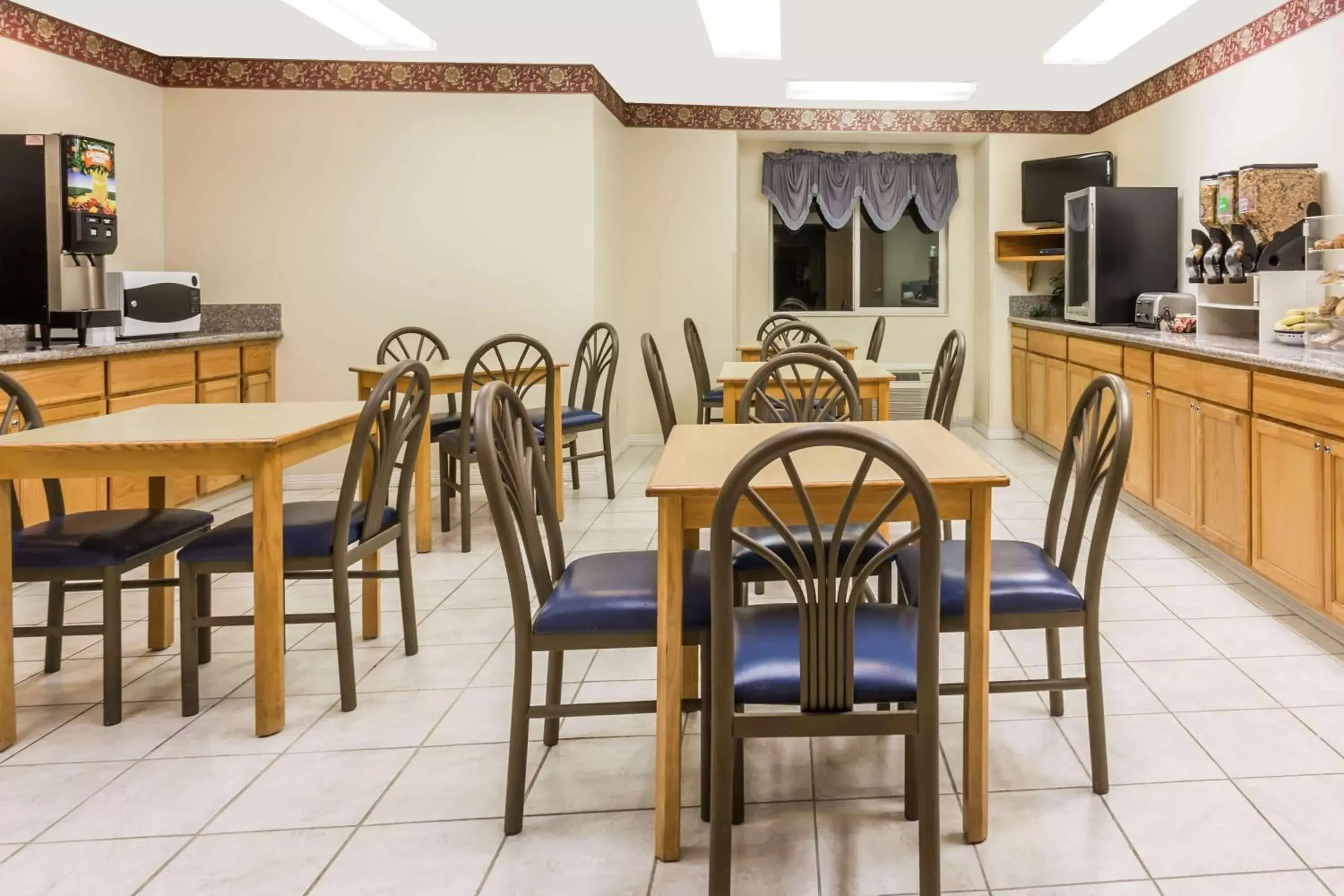 Dining area, Restaurant/Places to Eat in Boarders Inn & Suites by Cobblestone Hotels - Brush