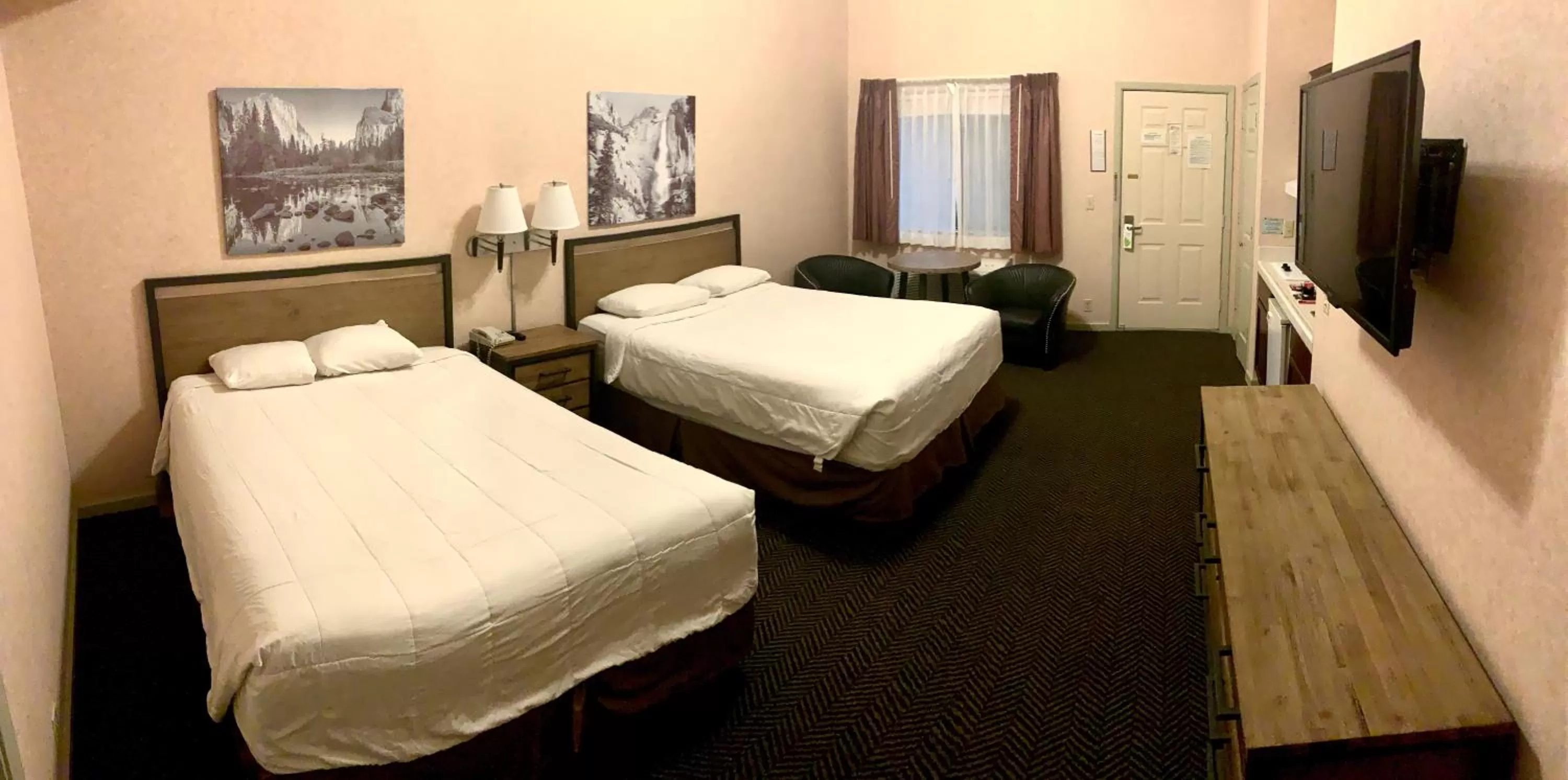 Bed in Yosemite View Lodge