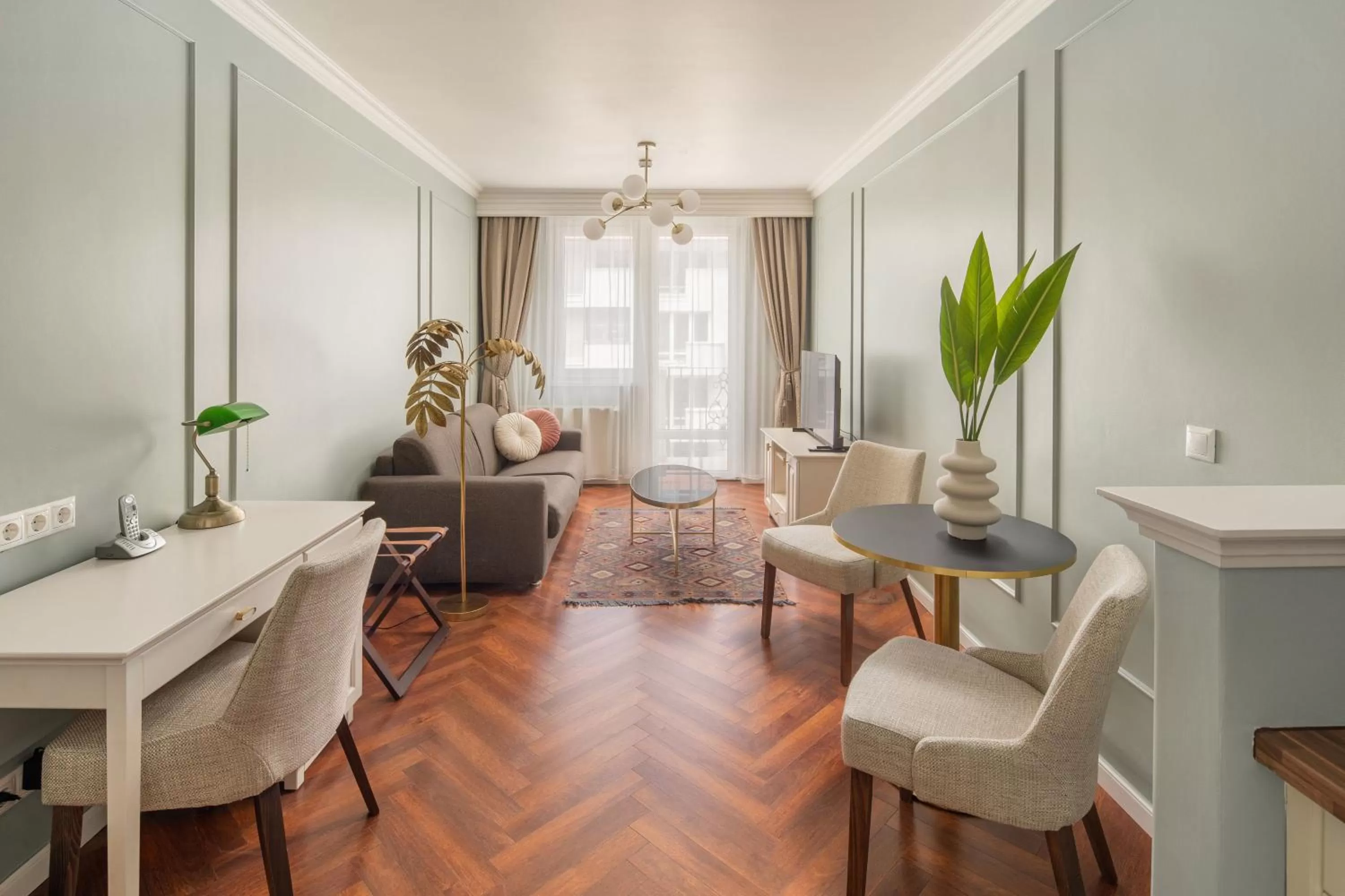 Living room in Queen's Court Hotel & Residence