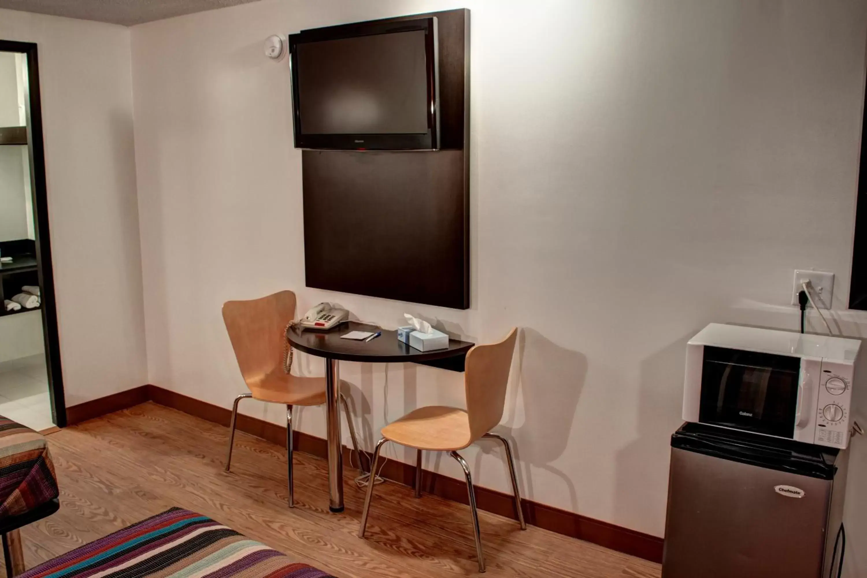 Dining area, TV/Entertainment Center in Americas Best Value Inn Heath-Newark