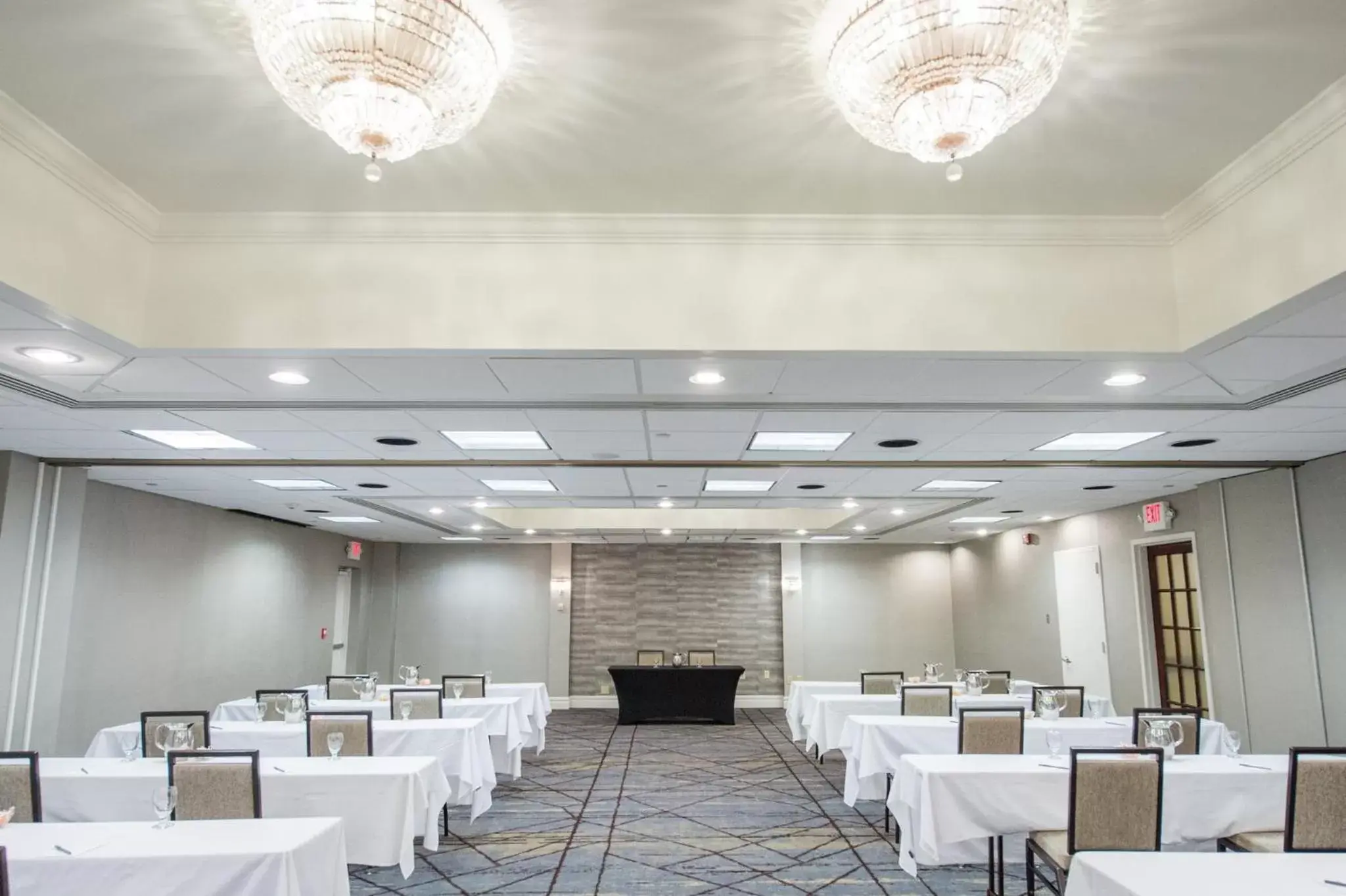 Meeting/conference room in Crowne Plaza Edison, an IHG Hotel