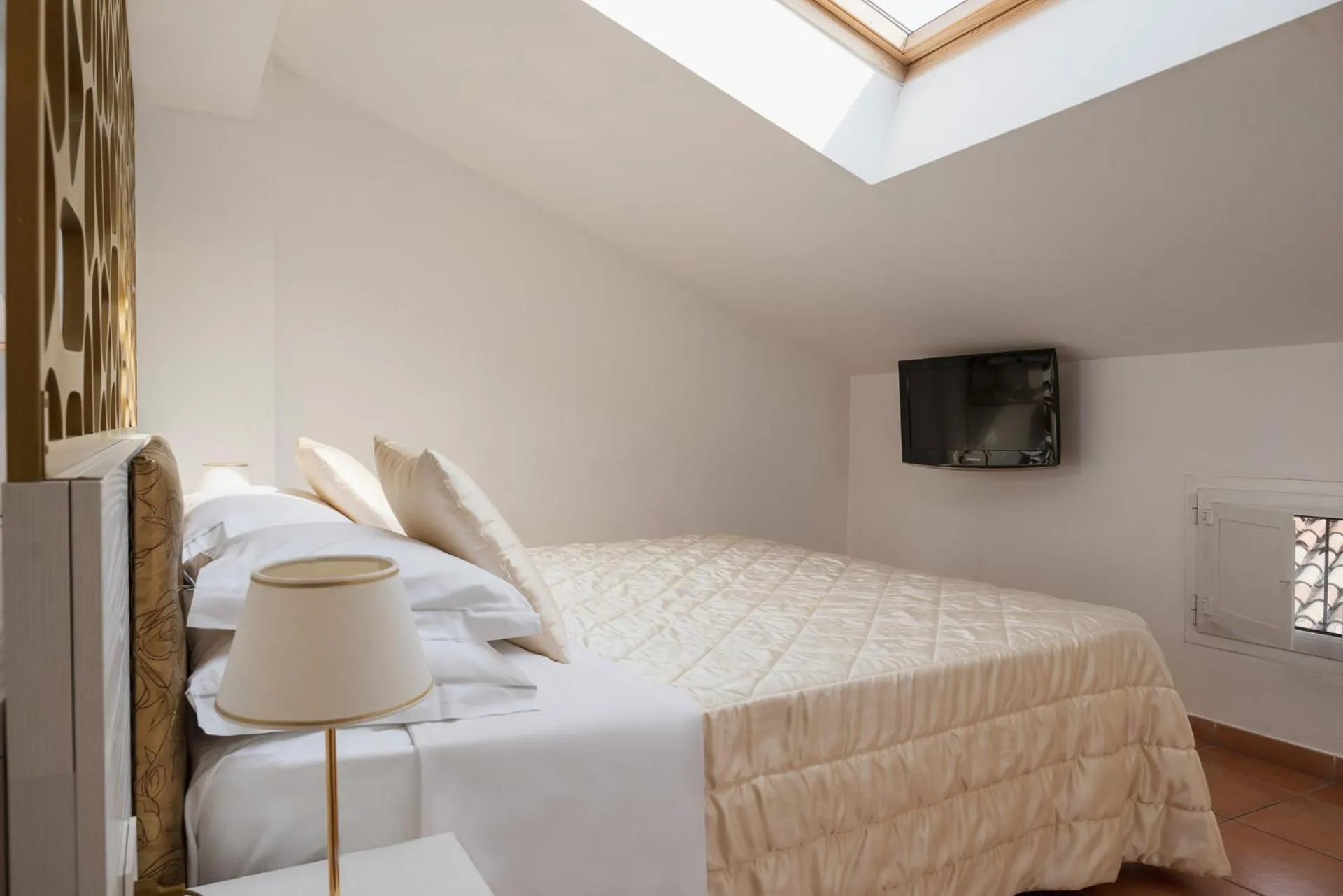 Photo of the whole room, Bed in Albergo Rossini 1936 - Small & Charming